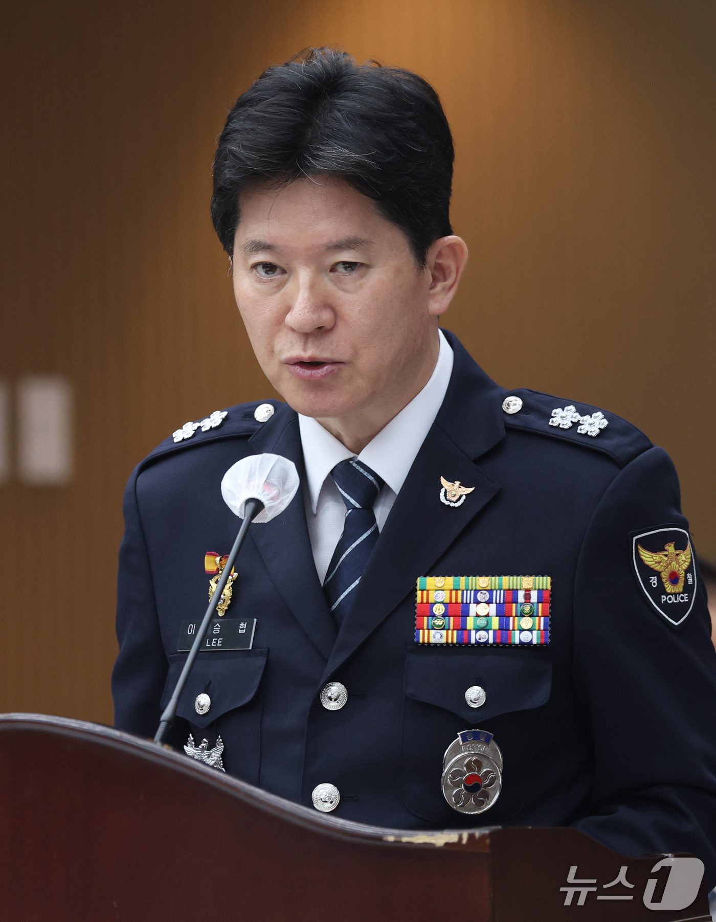 (수원=뉴스1) 김영운 기자 = 이승협 경기북부경찰청장이 13일 경기 수원시 장안구 경기남부경찰청에서 열린 국회 행정안전위원회의 경기남북부경찰에 대한 국정감사에서 업무 보고를 하고 …