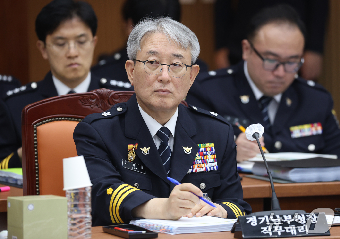 (수원=뉴스1) 김영운 기자 = 김홍근 경기남부경찰청장 직무대리가 13일 경기 수원시 장안구 경기남부경찰청에서 열린 국회 행정안전위원회의 경기남북부경찰에 대한 국정감사에서 의원 질 …