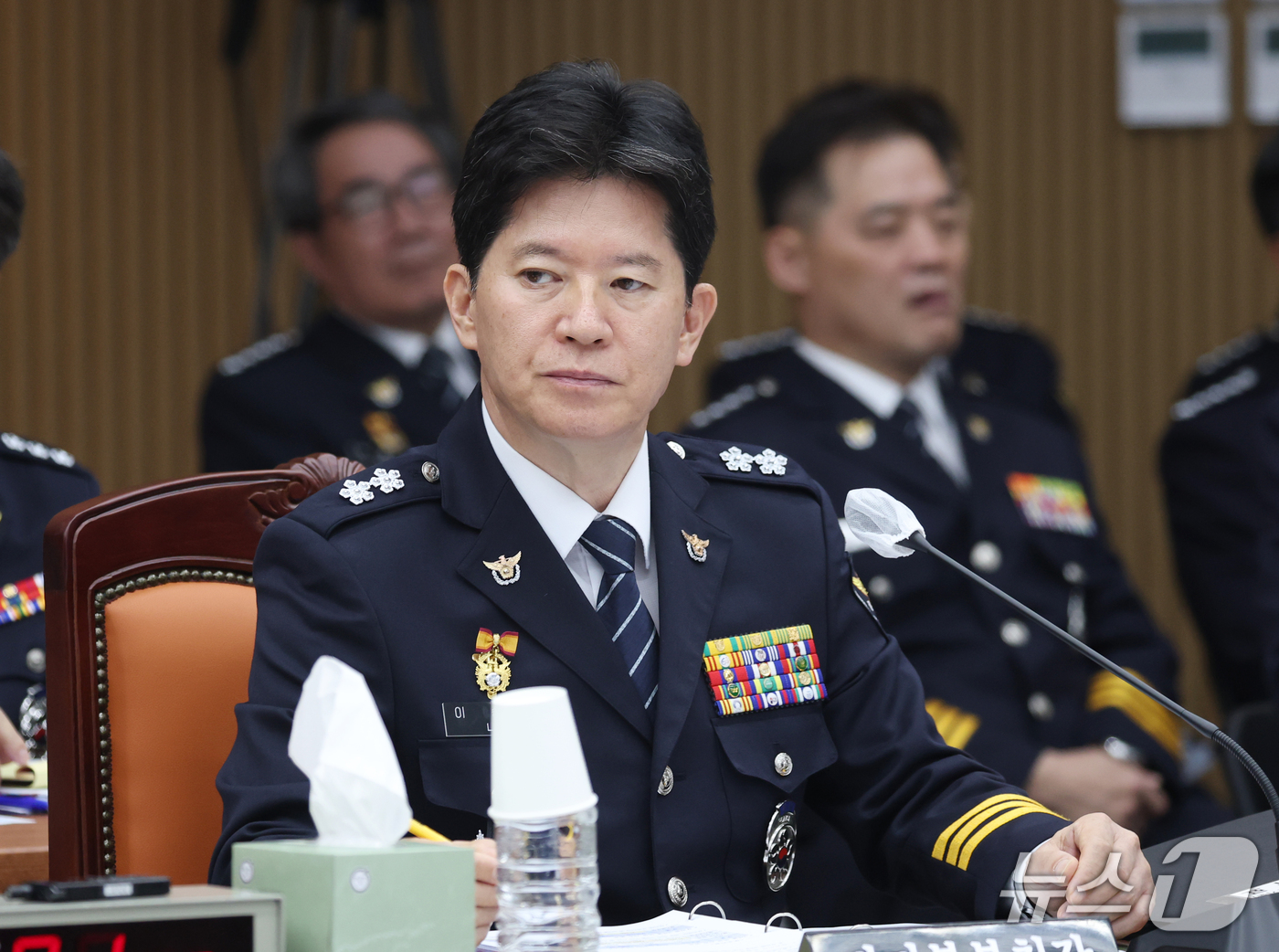 (수원=뉴스1) 김영운 기자 = 이승협 경기북부경찰청장이 13일 경기 수원시 장안구 경기남부경찰청에서 열린 국회 행정안전위원회의 경기남북부경찰에 대한 국정감사에서 의원 질의를 경청 …