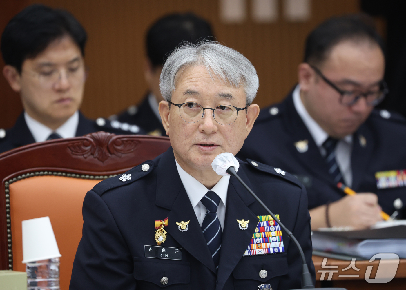 (수원=뉴스1) 김영운 기자 = 김홍근 경기남부경찰청장 직무대리가 13일 경기 수원시 장안구 경기남부경찰청에서 열린 국회 행정안전위원회의 경기남북부경찰에 대한 국정감사에서 의원 질 …