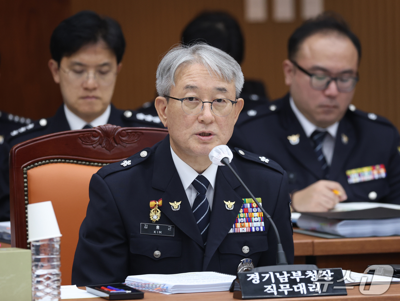 (수원=뉴스1) 김영운 기자 = 김홍근 경기남부경찰청장 직무대리가 13일 경기 수원시 장안구 경기남부경찰청에서 열린 국회 행정안전위원회의 경기남북부경찰에 대한 국정감사에서 의원 질 …