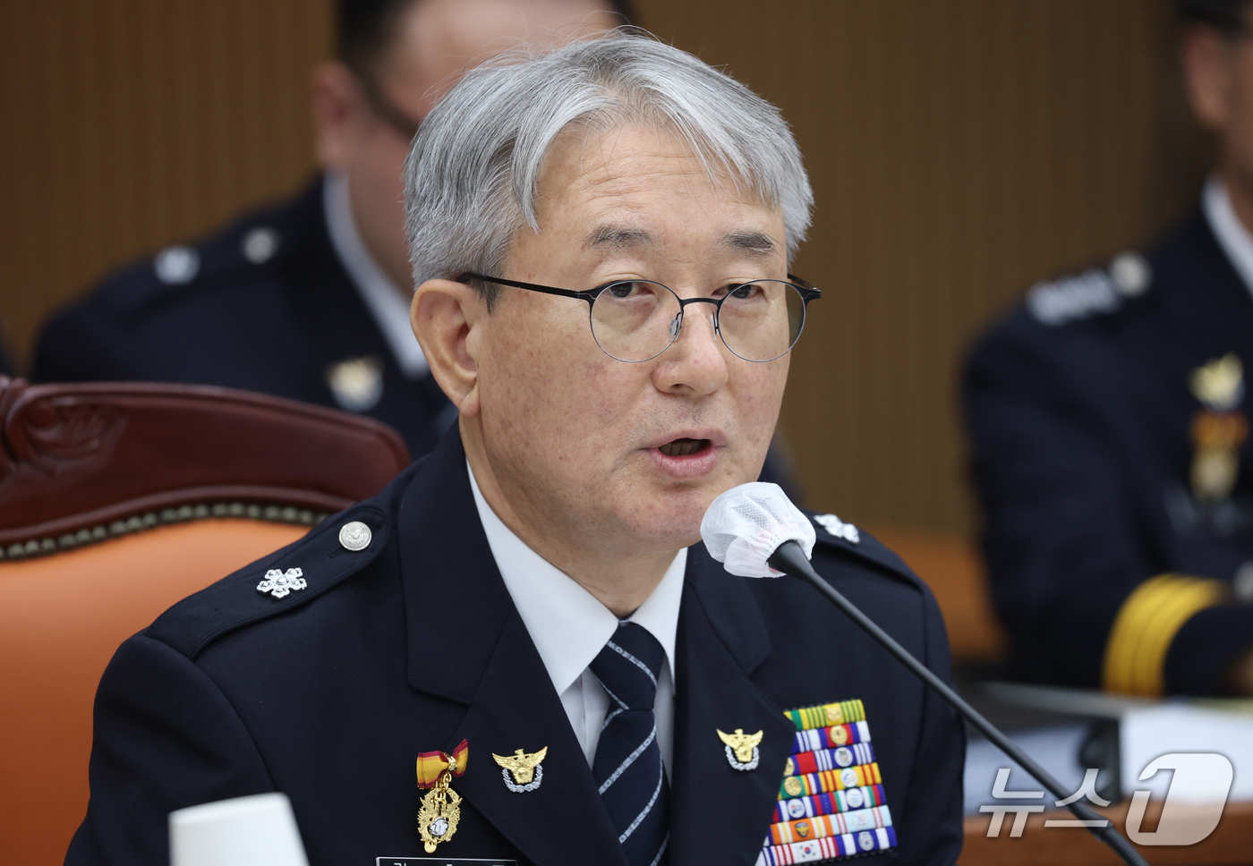 (수원=뉴스1) 김영운 기자 = 김홍근 경기남부경찰청장 직무대리가 13일 경기 수원시 장안구 경기남부경찰청에서 열린 국회 행정안전위원회의 경기남북부경찰에 대한 국정감사에서 의원 질 …