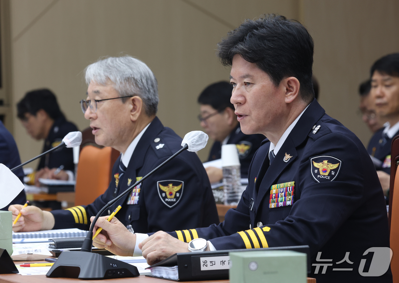 (수원=뉴스1) 김영운 기자 = 이승협 경기북부경찰청장이 13일 경기 수원시 장안구 경기남부경찰청에서 열린 국회 행정안전위원회의 경기남북부경찰에 대한 국정감사에서 의원 질의에 답하 …