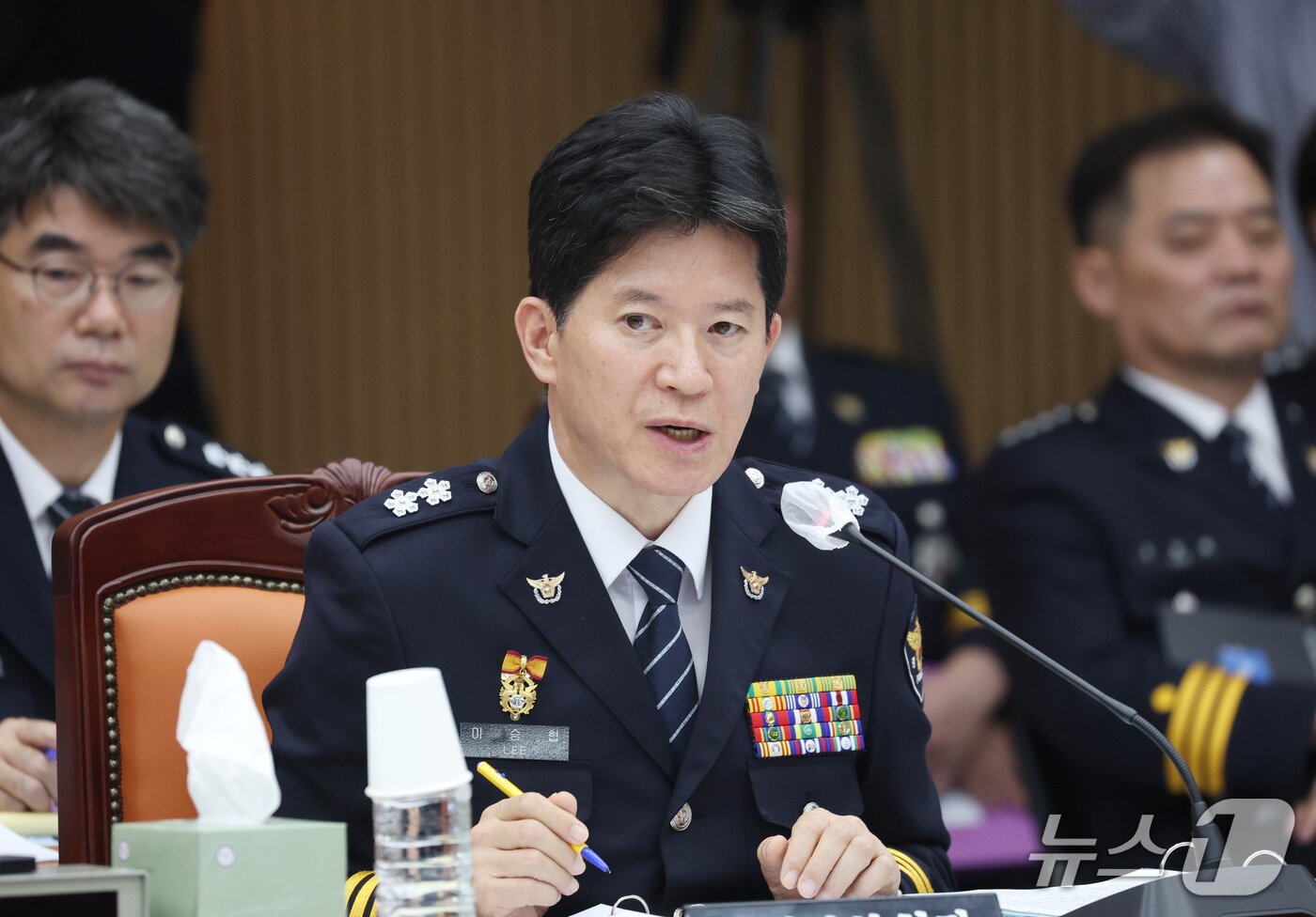 본문 이미지 - 이승협 경기북부경찰청장이 13일 경기 수원시 장안구 경기남부경찰청에서 열린 국회 행정안전위원회의 경기남북부경찰에 대한 국정감사에서 의원 질의에 답하고 있다. 2026.10.13 ⓒ 뉴스1 김영운 기자