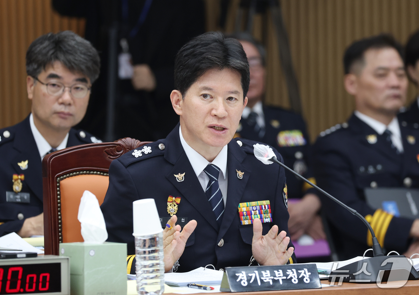 (수원=뉴스1) 김영운 기자 = 이승협 경기북부경찰청장이 13일 경기 수원시 장안구 경기남부경찰청에서 열린 국회 행정안전위원회의 경기남북부경찰에 대한 국정감사에서 의원 질의에 답하 …