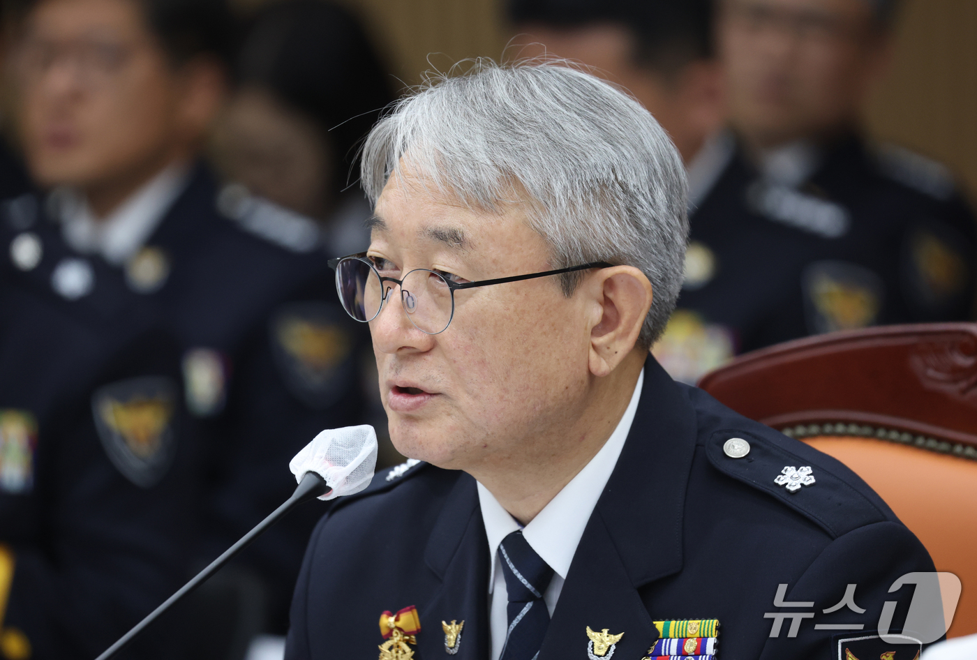 (수원=뉴스1) 김영운 기자 = 김홍근 경기남부경찰청장 직무대리(왼쪽부터)와 이승협 경기북부경찰청장이 13일 경기 수원시 장안구 경기남부경찰청에서 열린 국회 행정안전위원회의 경기남 …