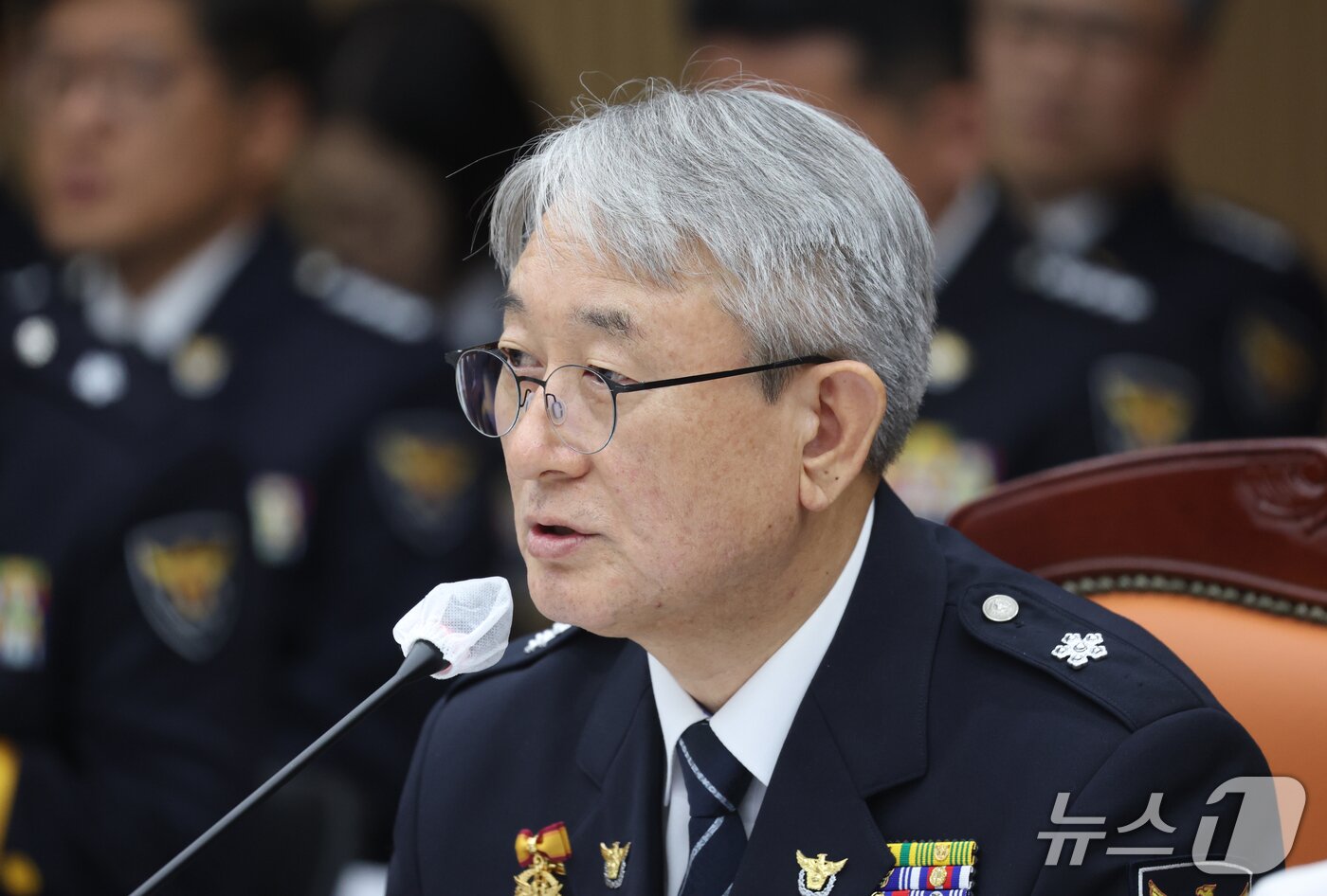 본문 이미지 - 김홍근 경기남부경찰청장 직무대리(왼쪽부터)와 이승협 경기북부경찰청장이 13일 경기 수원시 장안구 경기남부경찰청에서 열린 국회 행정안전위원회의 경기남북부경찰에 대한 국정감사에서 의원 질의에 답하고 있다. 2026.10.13 ⓒ 뉴스1 김영운 기자