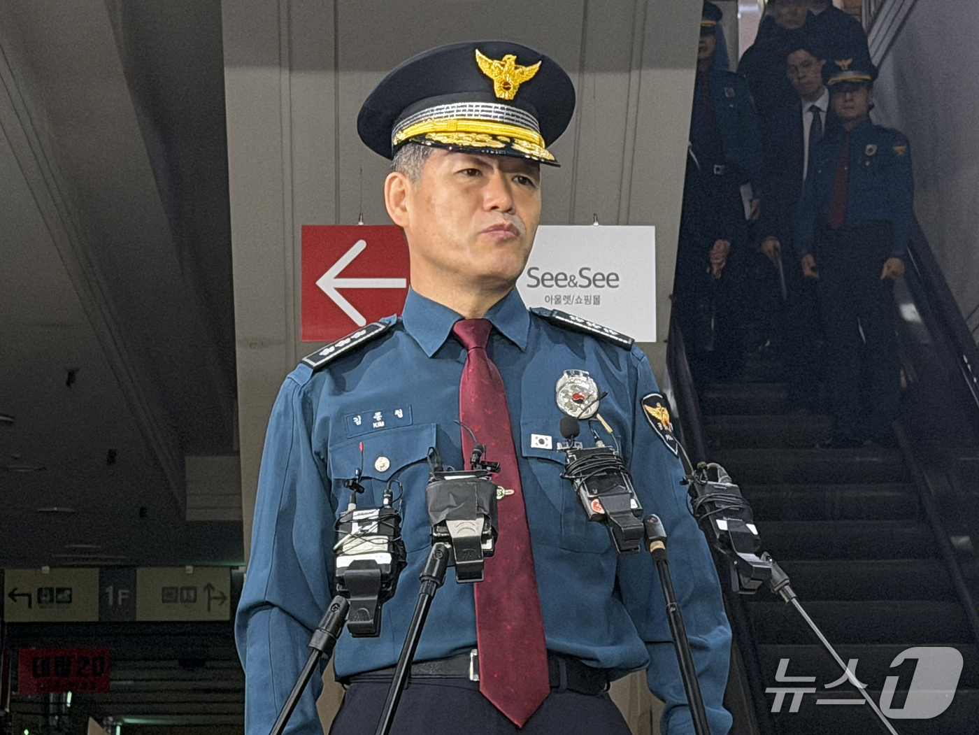 (인천=뉴스1) 박소영 기자 = 김종철 경찰청장 직무대행이 13일 오후 인천 남동구 구월동 씨앤씨(See&See) 건물에서 발생한 흉기 난동 사건 현장을 찾아 둘러보고 있다.이날 …