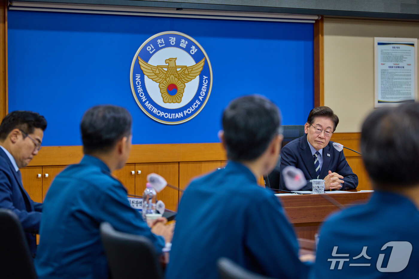 (서울=뉴스1) 허경 기자 = 이재명 대통령이 13일 인천경찰청을 방문해 이날 발생한 인천 대형마트 흉기난동 사건의 경위와 수사 상황, 피해자들의 상태 등을 보고 받고 있다. (청 …