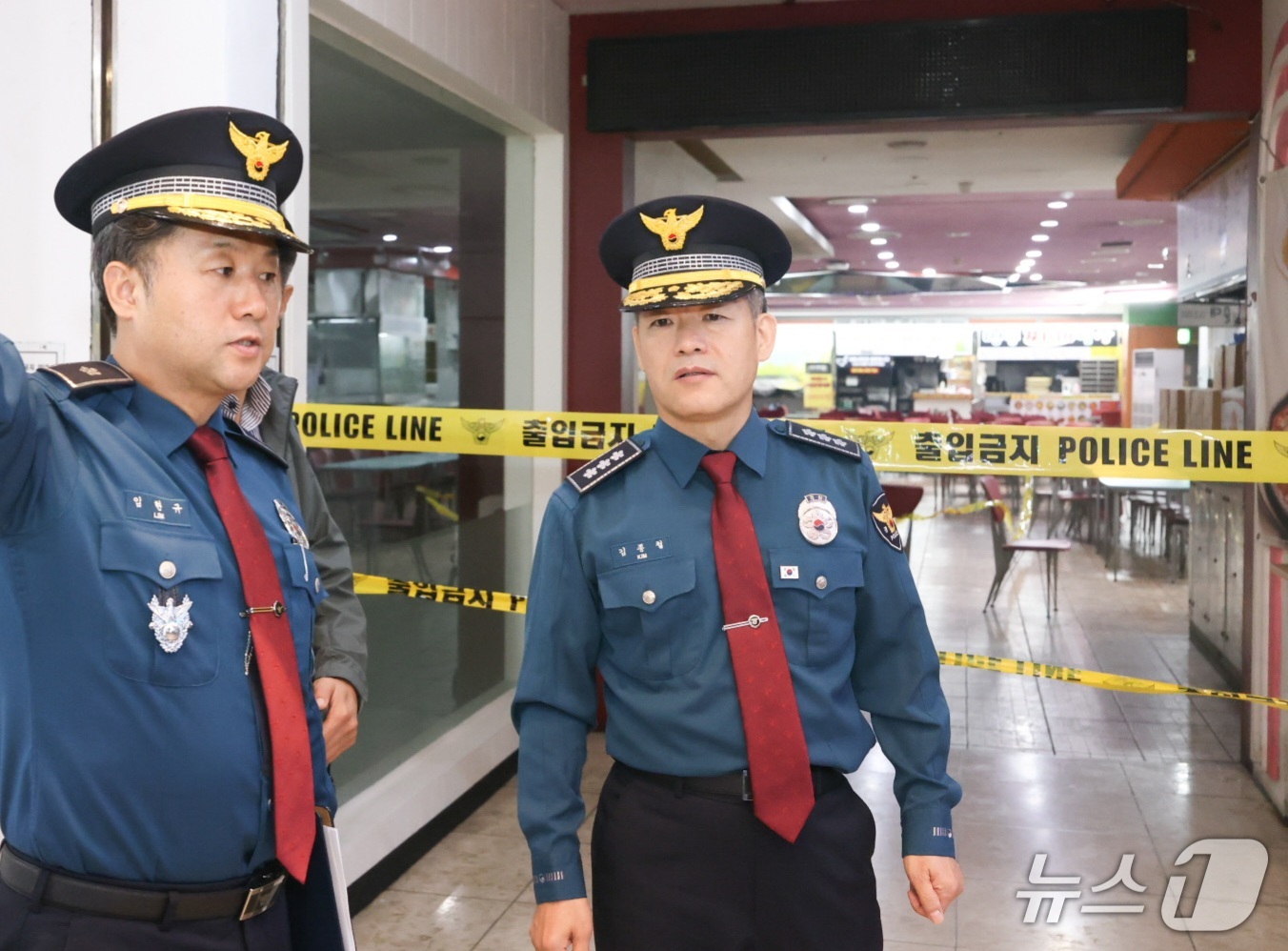 (서울=뉴스1) = 김종철 경찰청장 직무대행이 13일 인천 남동구 구월동 씨앤씨(See&See) 건물에서 발생한 흉기 난동 현장을 둘러보고 있다. (경찰청 제공. 재판매 및 DB …