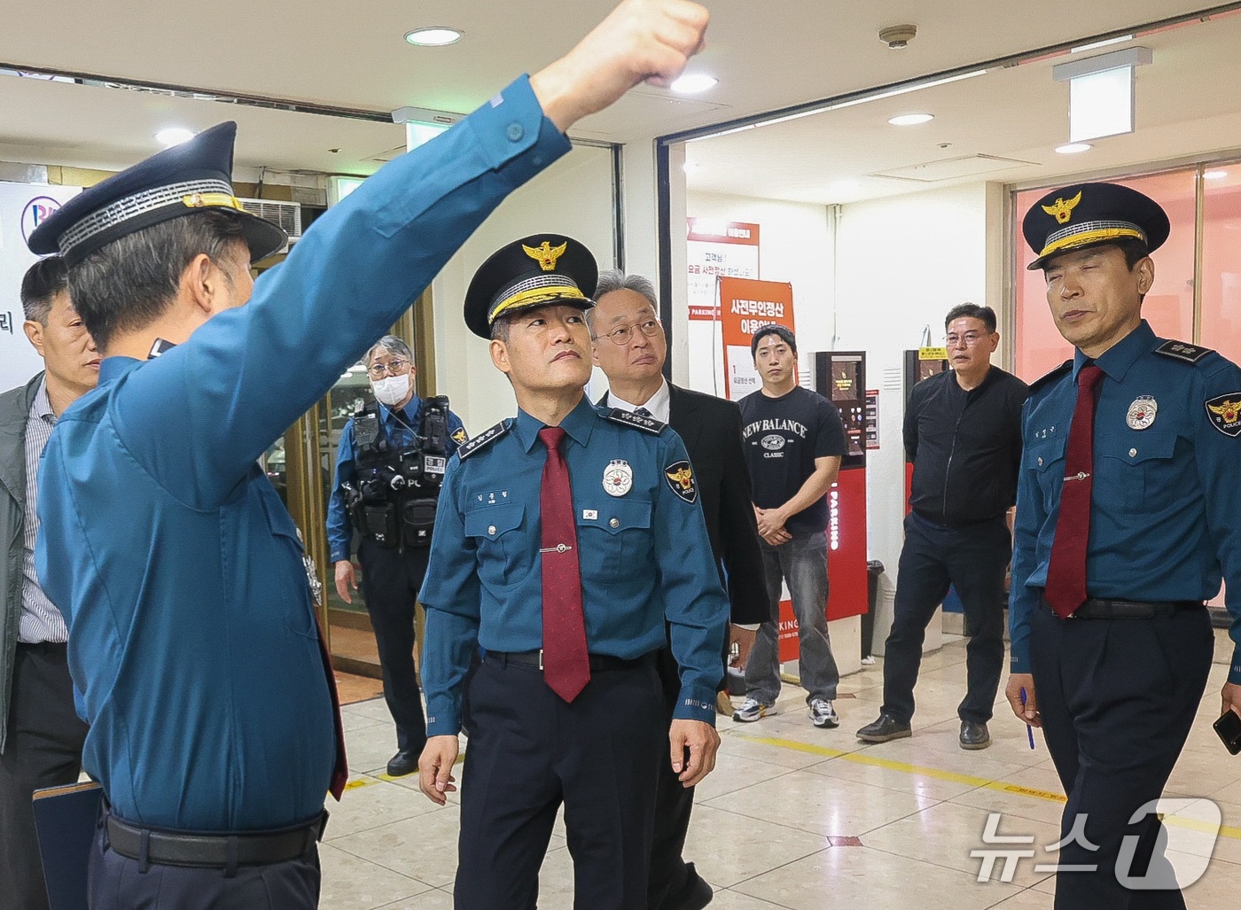 (서울=뉴스1) = 김종철 경찰청장 직무대행이 13일 인천 남동구 구월동 씨앤씨(See&See) 건물에서 발생한 흉기 난동 현장을 둘러보고 있다. (경찰청 제공. 재판매 및 DB …