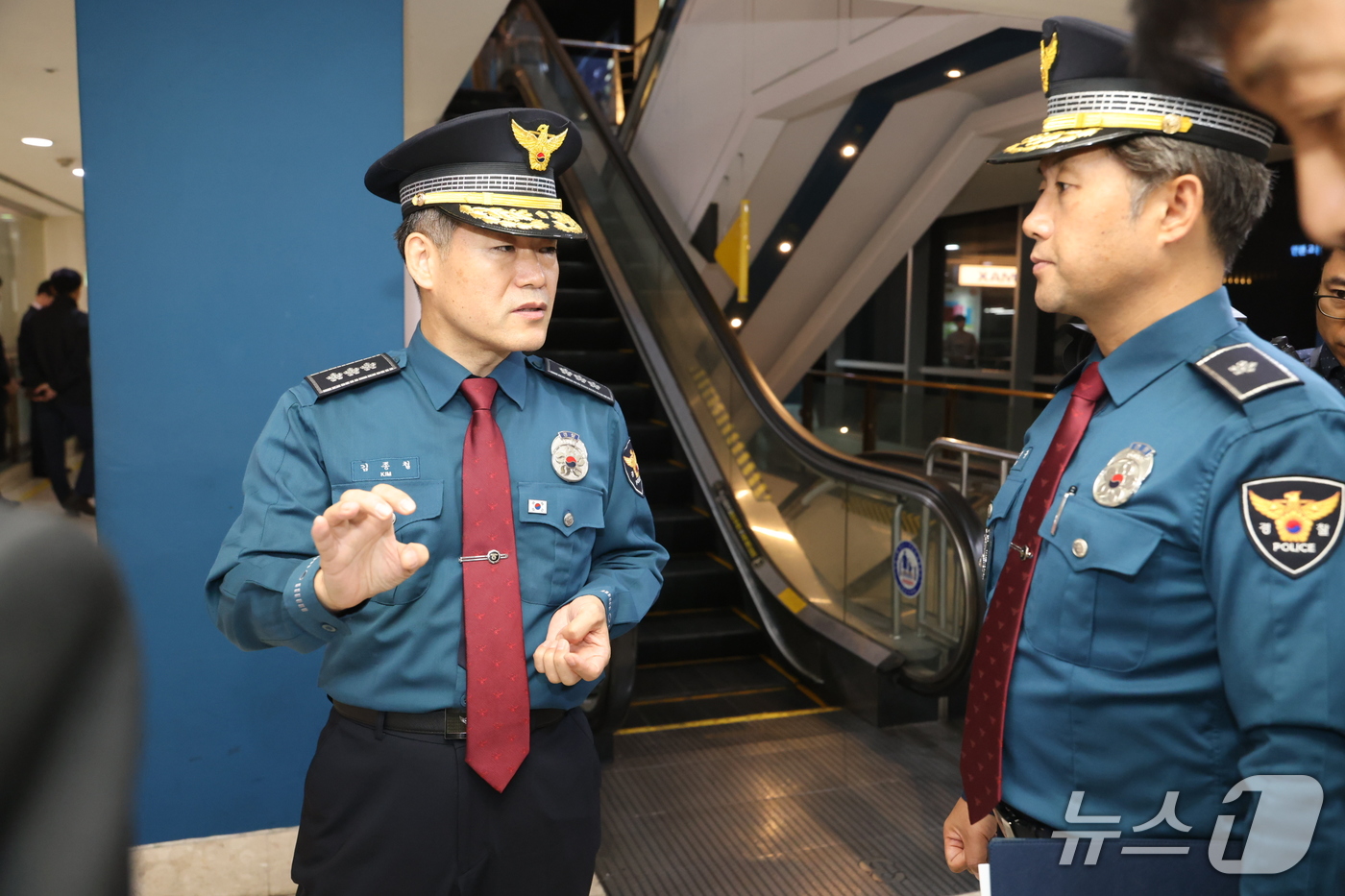 (서울=뉴스1) = 김종철 경찰청장 직무대행이 13일 인천 남동구 구월동 씨앤씨(See&See) 건물에서 발생한 흉기 난동 현장을 둘러보고 있다. (경찰청 제공. 재판매 및 DB …