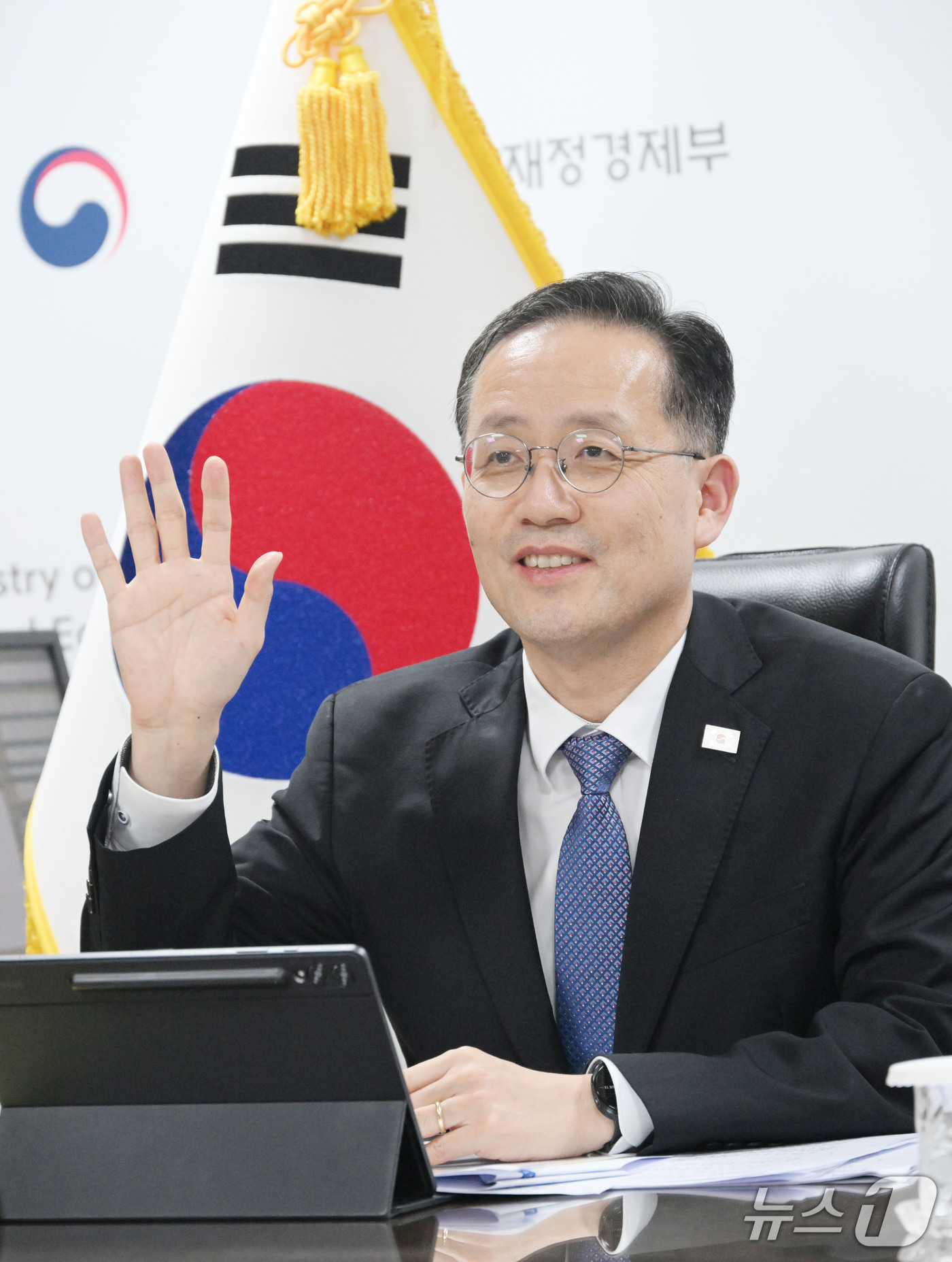 (서울=뉴스1) = 이형일 부총리 겸 재정경제부 장관이 13일 오후 서울 종로구 정부서울청사에서 스콧 베센트 미국 재무장관과 화상면담을 하고 있다. (재정경제부 제공. 재판매 및 …