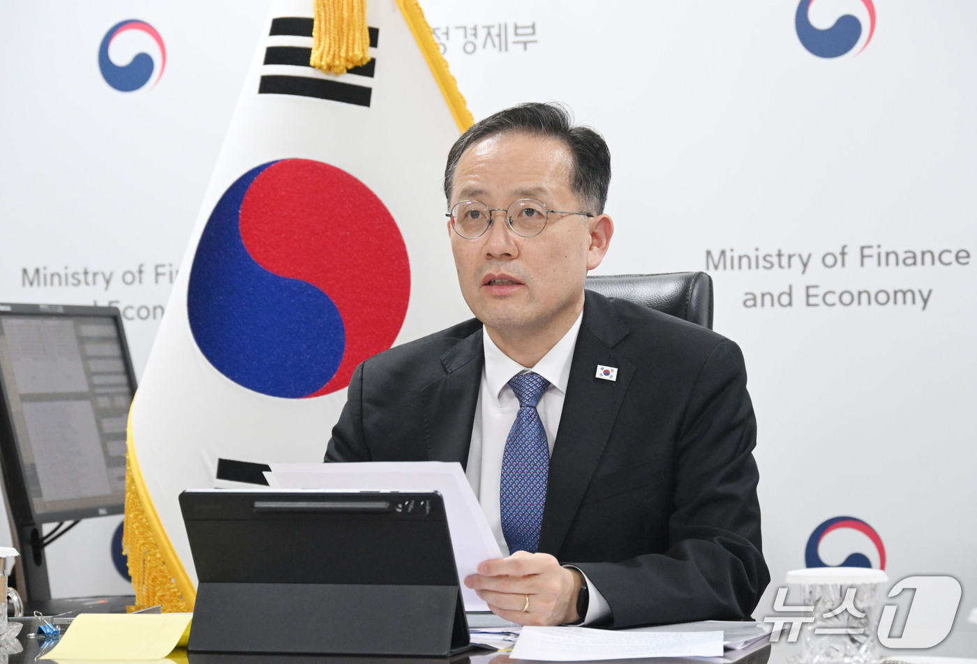 (서울=뉴스1) = 이형일 부총리 겸 재정경제부 장관이 13일 오후 서울 종로구 정부서울청사에서 스콧 베센트 미국 재무장관과 화상면담을 하고 있다. (재정경제부 제공. 재판매 및 …