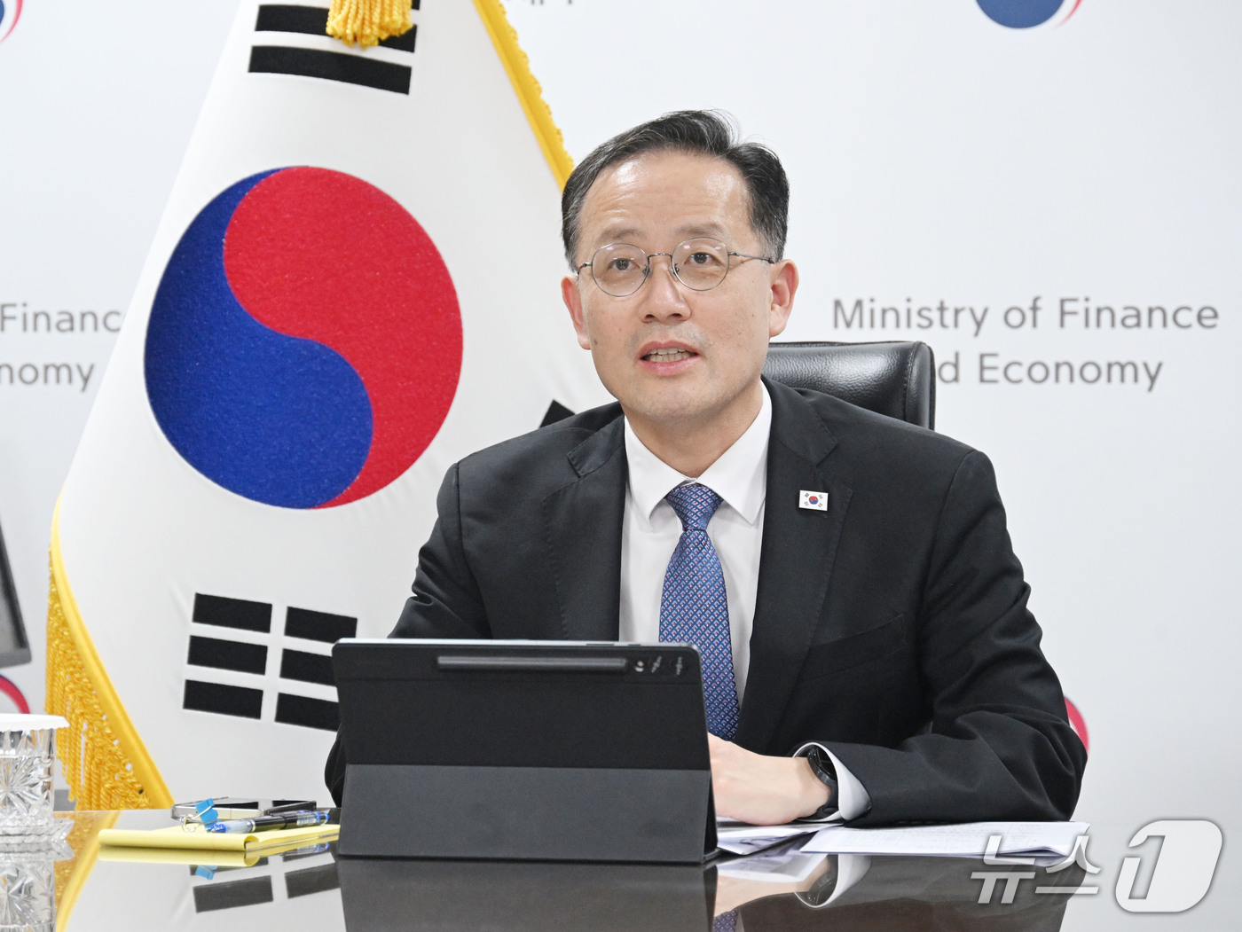 (서울=뉴스1) = 이형일 부총리 겸 재정경제부 장관이 13일 오후 서울 종로구 정부서울청사에서 스콧 베센트 미국 재무장관과 화상면담을 하고 있다. (재정경제부 제공. 재판매 및 …