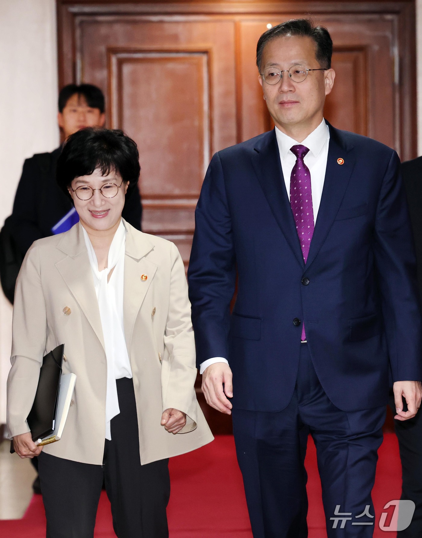 (서울=뉴스1) 이종덕 기자 = 이형일 부총리 겸 재정경제부 장관과 원민경 성평등가족부 장관이 14일 서울 종로구 정부서울청사에서 비상경제본부회의 겸 경제관계장관회의 겸 서비스산업 …