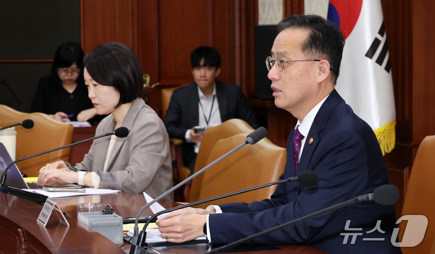 (서울=뉴스1) 이종덕 기자 = 이형일 부총리 겸 재정경제부 장관이 14일 서울 종로구 정부서울청사에서 비상경제본부회의 겸 경제관계장관회의 겸 서비스산업발전TF를 주재하고 있다. …