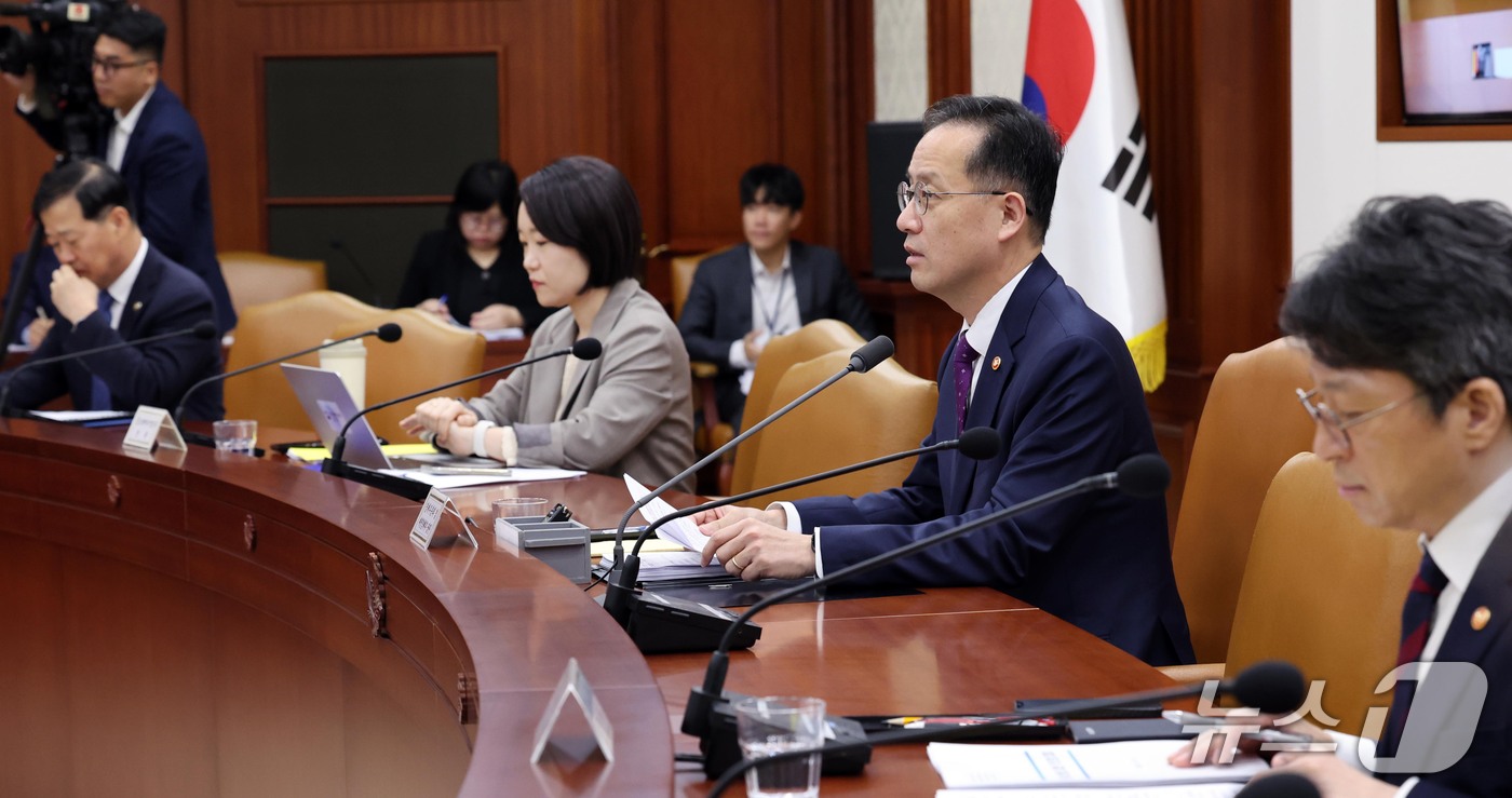 (서울=뉴스1) 이종덕 기자 = 이형일 부총리 겸 재정경제부 장관이 14일 서울 종로구 정부서울청사에서 비상경제본부회의 겸 경제관계장관회의 겸 서비스산업발전TF를 주재하고 있다. …
