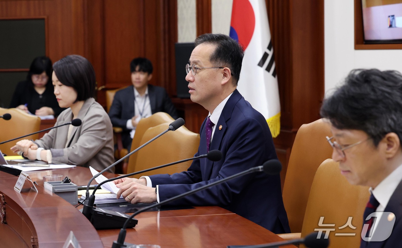 (서울=뉴스1) 이종덕 기자 = 이형일 부총리 겸 재정경제부 장관이 14일 서울 종로구 정부서울청사에서 비상경제본부회의 겸 경제관계장관회의 겸 서비스산업발전TF를 주재하고 있다. …