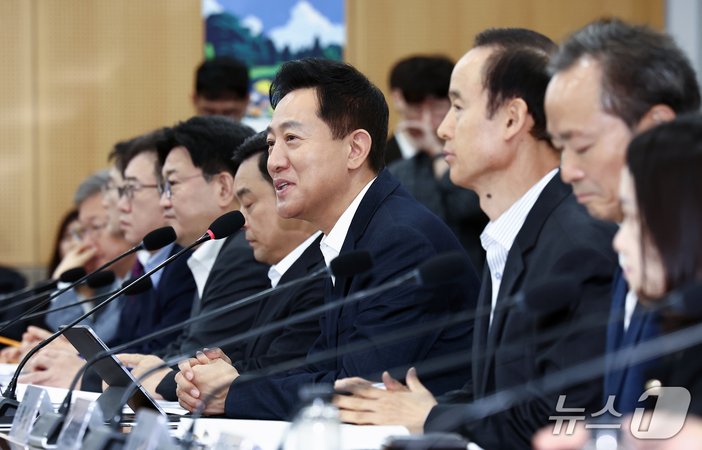 (서울=뉴스1) 김민지 기자 = 오세훈 서울시장이 14일 오전 서울 중구 서울시청에서 열린 '서울특별시구청장협의회 제204차 정기회의'에서 모두 발언을 하고 있다. 2026.10. …