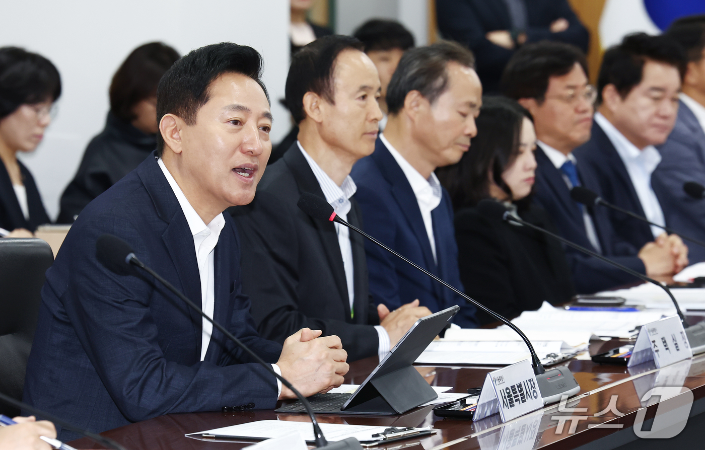 (서울=뉴스1) 김민지 기자 = 오세훈 서울시장이 14일 오전 서울 중구 서울시청에서 열린 '서울특별시구청장협의회 제204차 정기회의'에서 모두 발언을 하고 있다. 2026.10. …
