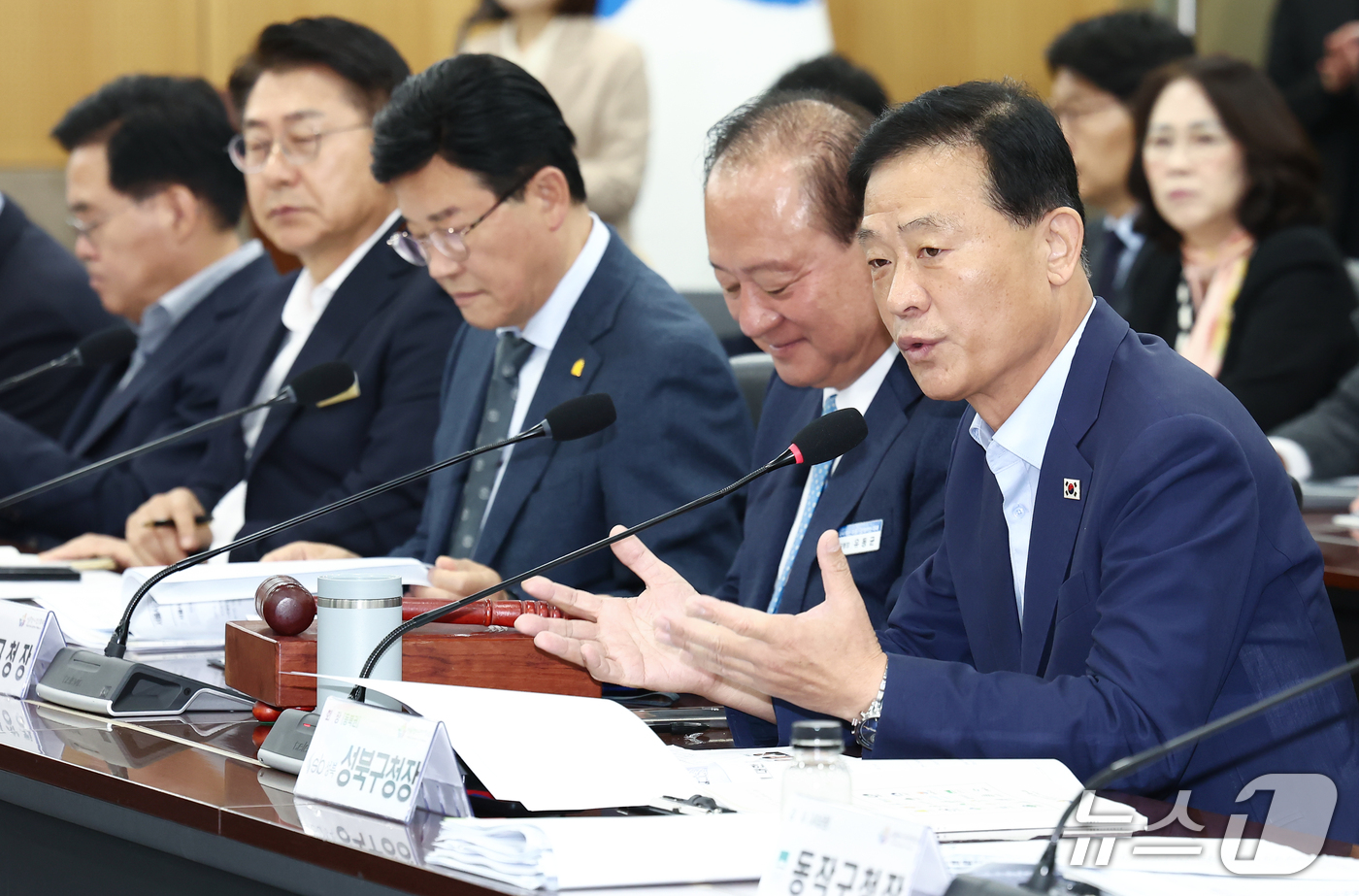 (서울=뉴스1) 김민지 기자 = 이승로 서울시 자치구청장협의회장(성북구청장)이 14일 오전 서울 중구 서울시청에서 열린 '서울특별시구청장협의회 제204차 정기회의'에서 인사말을 하 …