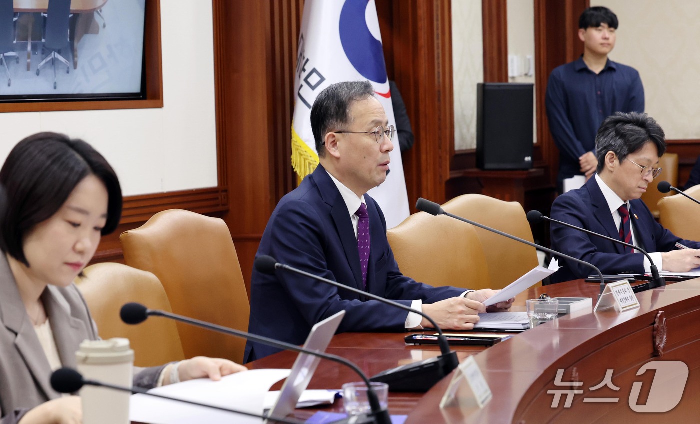 (서울=뉴스1) 이종덕 기자 = 이형일 부총리 겸 재정경제부 장관이 14일 서울 종로구 정부서울청사에서 비상경제본부회의 겸 경제관계장관회의 겸 서비스산업발전TF를 주재하고 있다. …