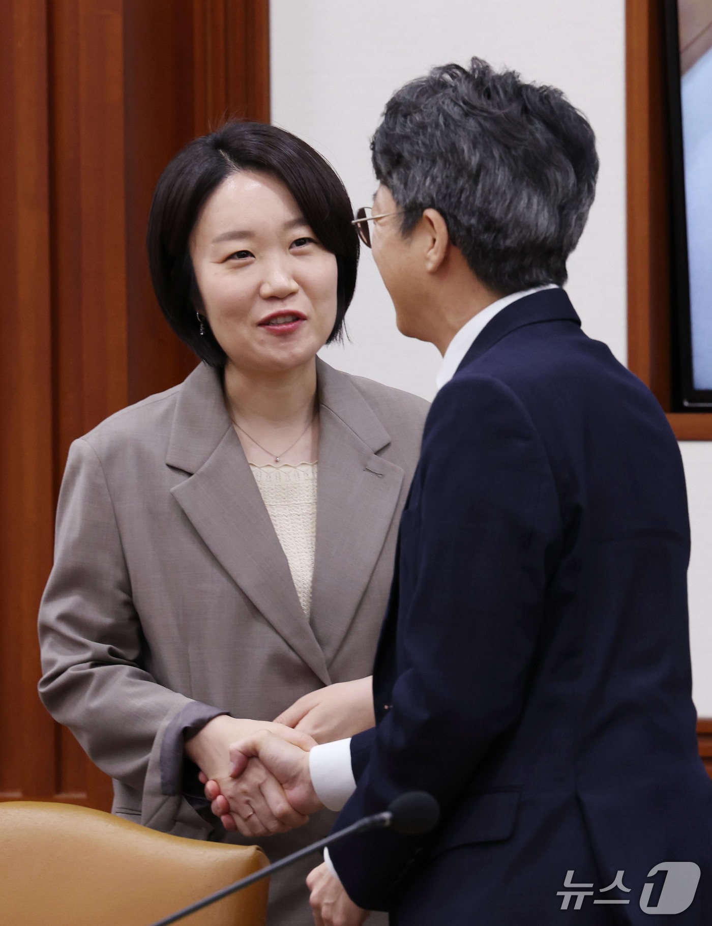 (서울=뉴스1) 이종덕 기자 = 홍지선 국토교통부 장관과 이소영 중소벤체기업부 장관이 14일 서울 종로구 정부서울청사에서 비상경제본부회의 겸 경제관계장관회의 겸 서비스산업발전TF에 …