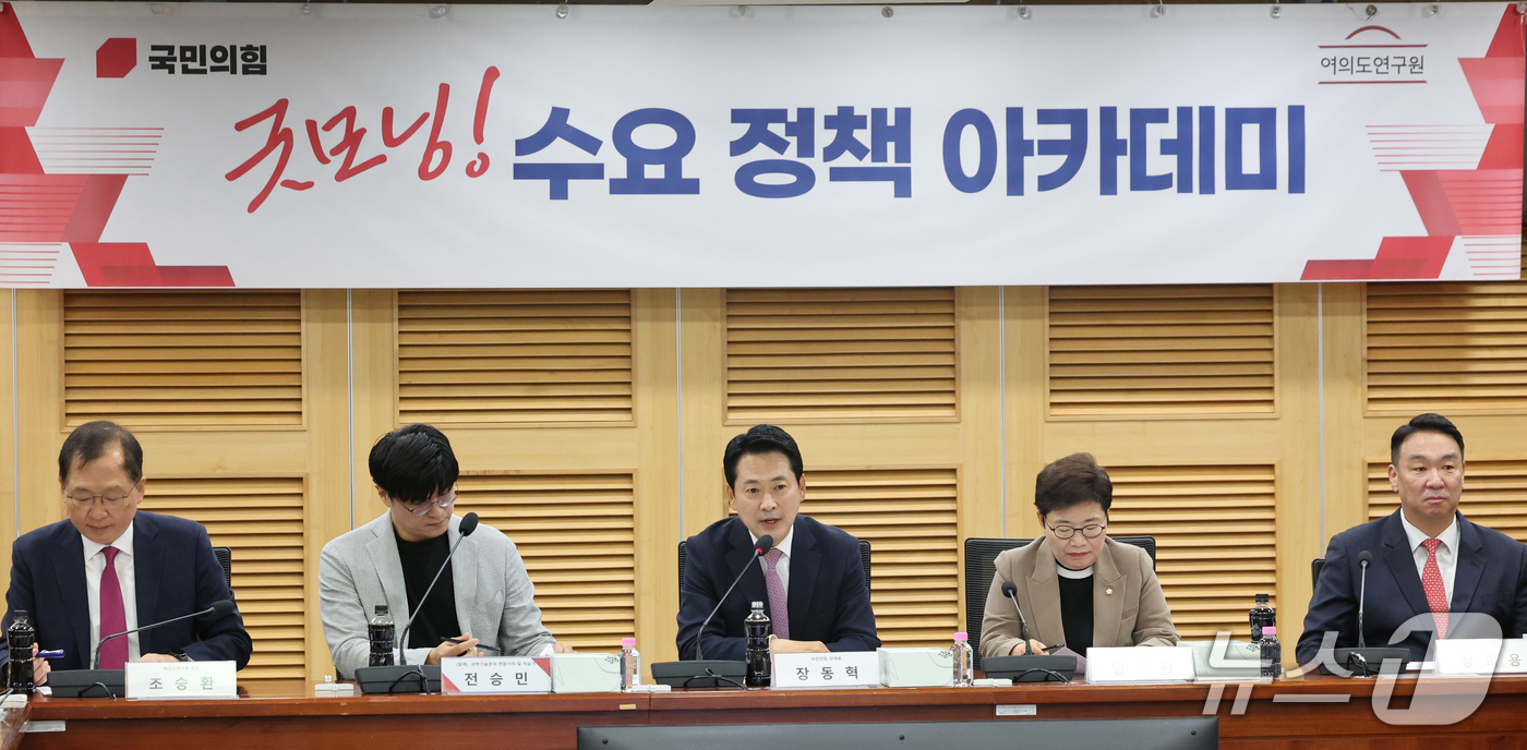 (서울=뉴스1) 황기선 기자 = 장동혁 국민의힘 대표가 14일 오전 서울 여의도 국회 의원회관에서 열린 '굿모닝! 수요 정책 아카데미'에서 발언을 하고 있다.  2026.10.14 …