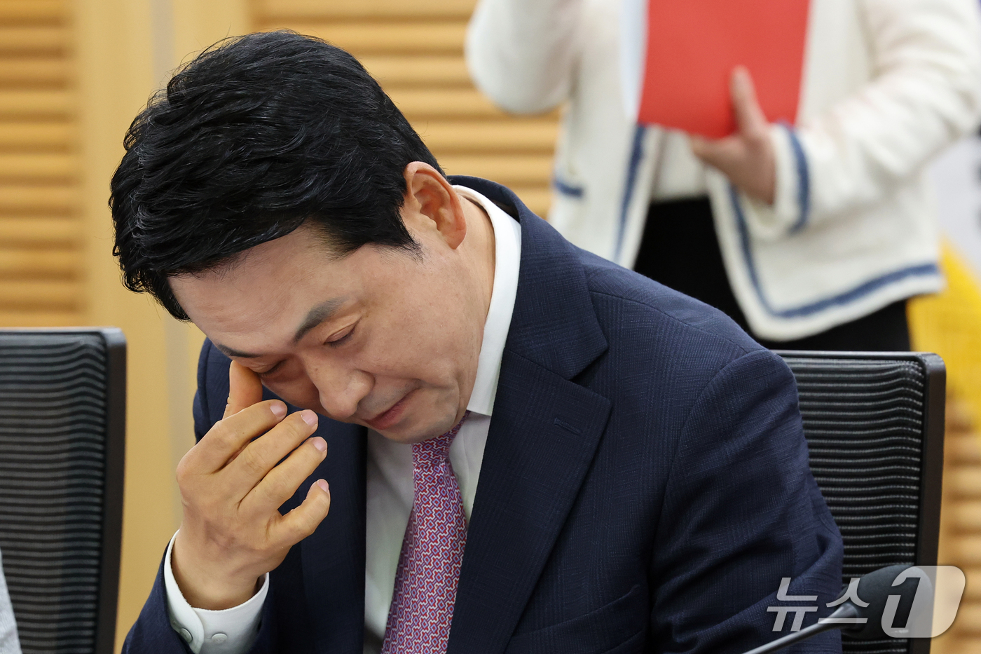 (서울=뉴스1) 황기선 기자 = 장동혁 국민의힘 대표가 14일 오전 서울 여의도 국회 의원회관에서 열린 '굿모닝! 수요 정책 아카데미'에서 얼굴을 만지고 있다.  2026.10.1 …