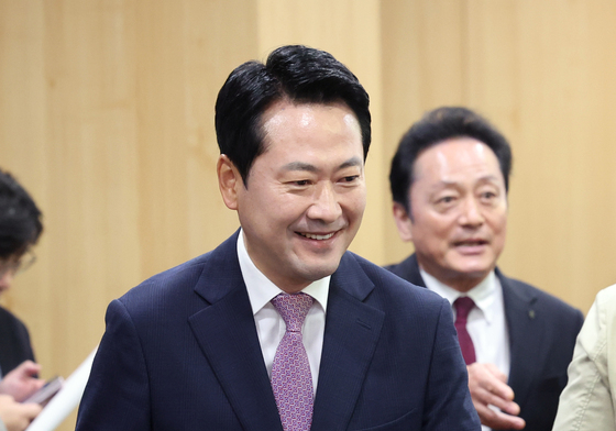 입장하는 장동혁 대표