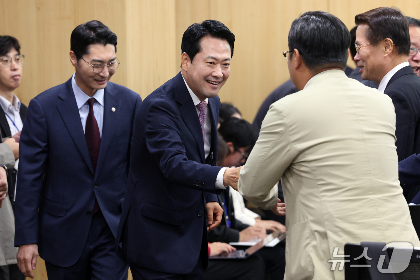 (서울=뉴스1) 황기선 기자 = 장동혁 국민의힘 대표가 14일 오전 서울 여의도 국회 의원회관에서 열린 '굿모닝! 수요 정책 아카데미'에서 참석자들과 인사를 나누고 있다.  202 …