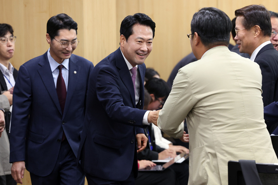 인사 나누는 장동혁 대표
