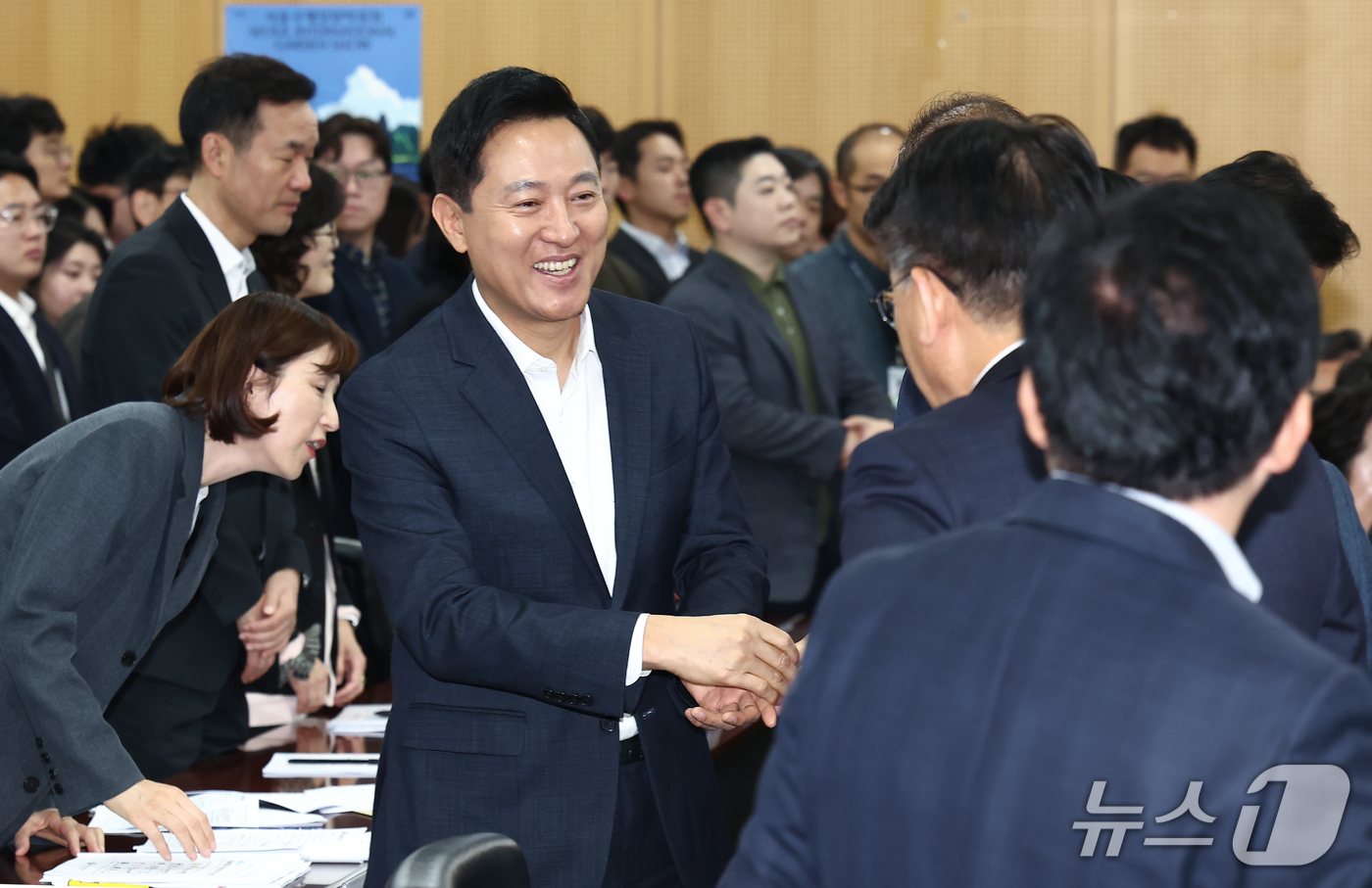 (서울=뉴스1) 김민지 기자 = 오세훈 서울시장이 14일 오전 서울 중구 서울시청에서 열린 '서울특별시구청장협의회 제204차 정기회의'에서 구청장들과 인사하고 있다. 2026.10 …