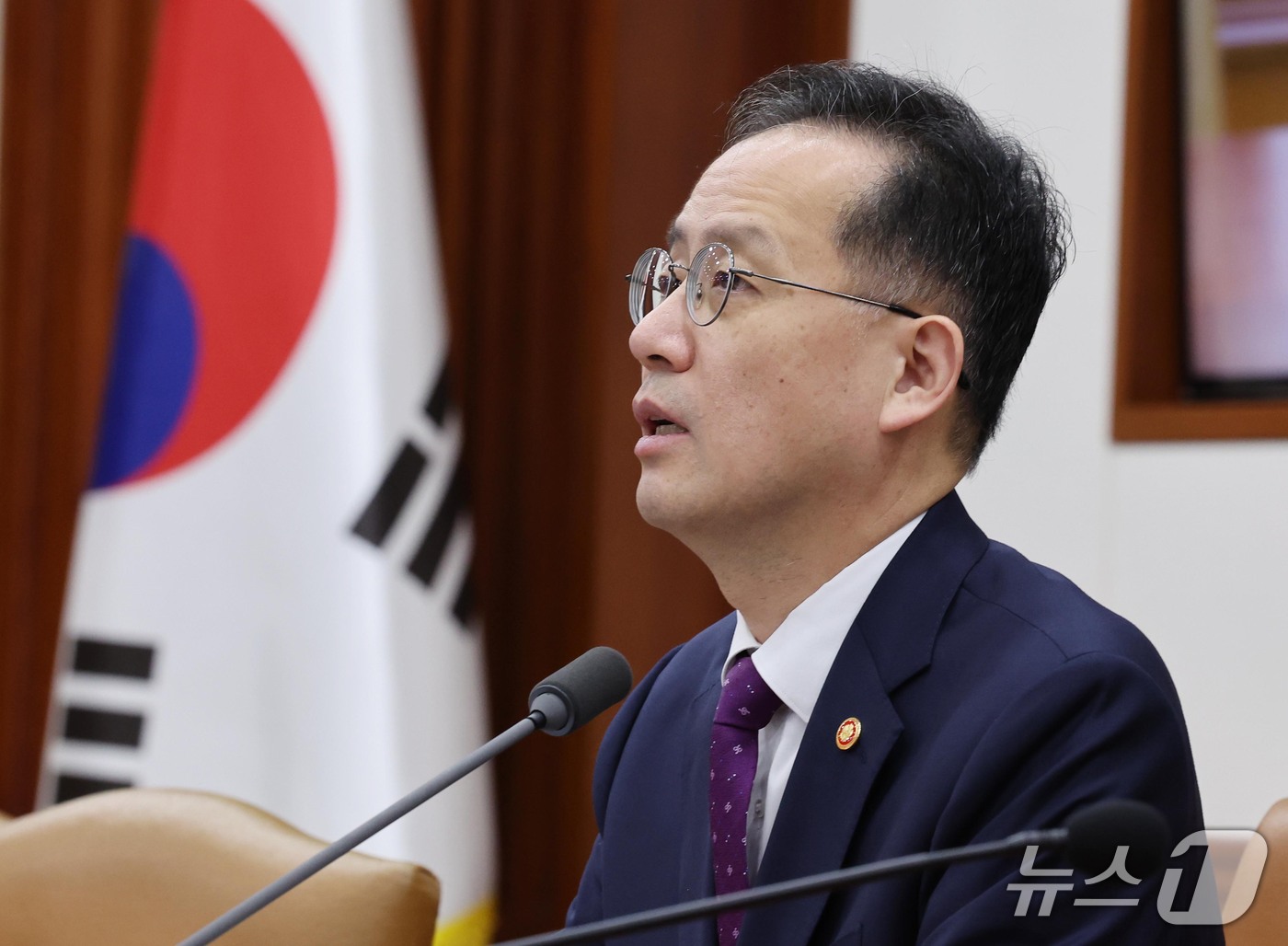 (서울=뉴스1) 이종덕 기자 = 이형일 부총리 겸 재정경제부 장관이 14일 서울 종로구 정부서울청사에서 비상경제본부회의 겸 경제관계장관회의 겸 서비스산업발전TF를 주재하고 있다. …