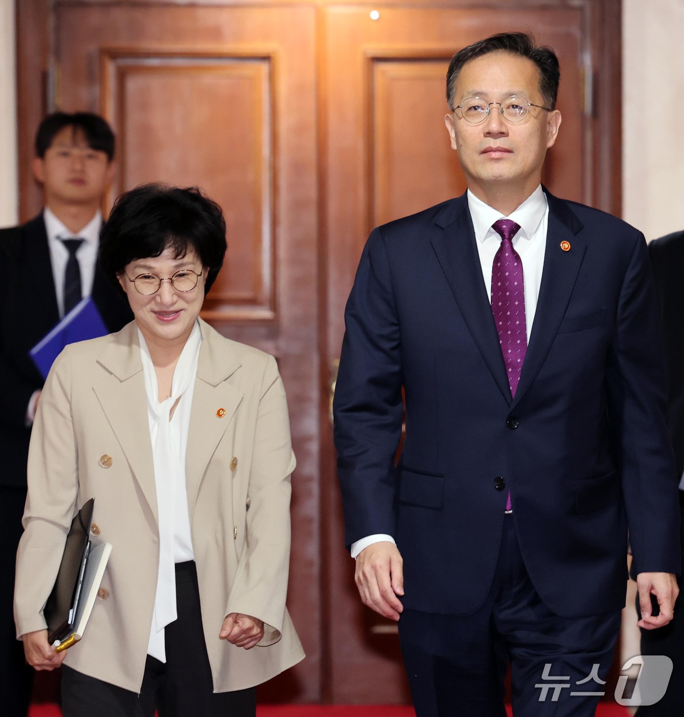 (서울=뉴스1) 이종덕 기자 = 이형일 부총리 겸 재정경제부 장관과 원민경 성평등가족부 장관이 14일 서울 종로구 정부서울청사에서 비상경제본부회의 겸 경제관계장관회의 겸 서비스산업 …