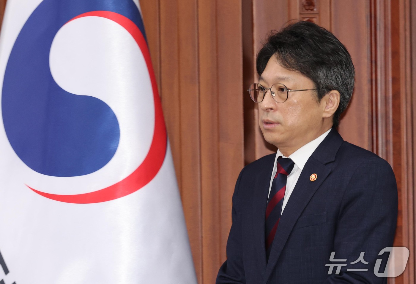 (서울=뉴스1) 이종덕 기자 = 홍지선 국토교통부 장관과이 14일 서울 종로구 정부서울청사에서 비상경제본부회의 겸 경제관계장관회의 겸 서비스산업발전TF에 참석하고 있다. 2026. …