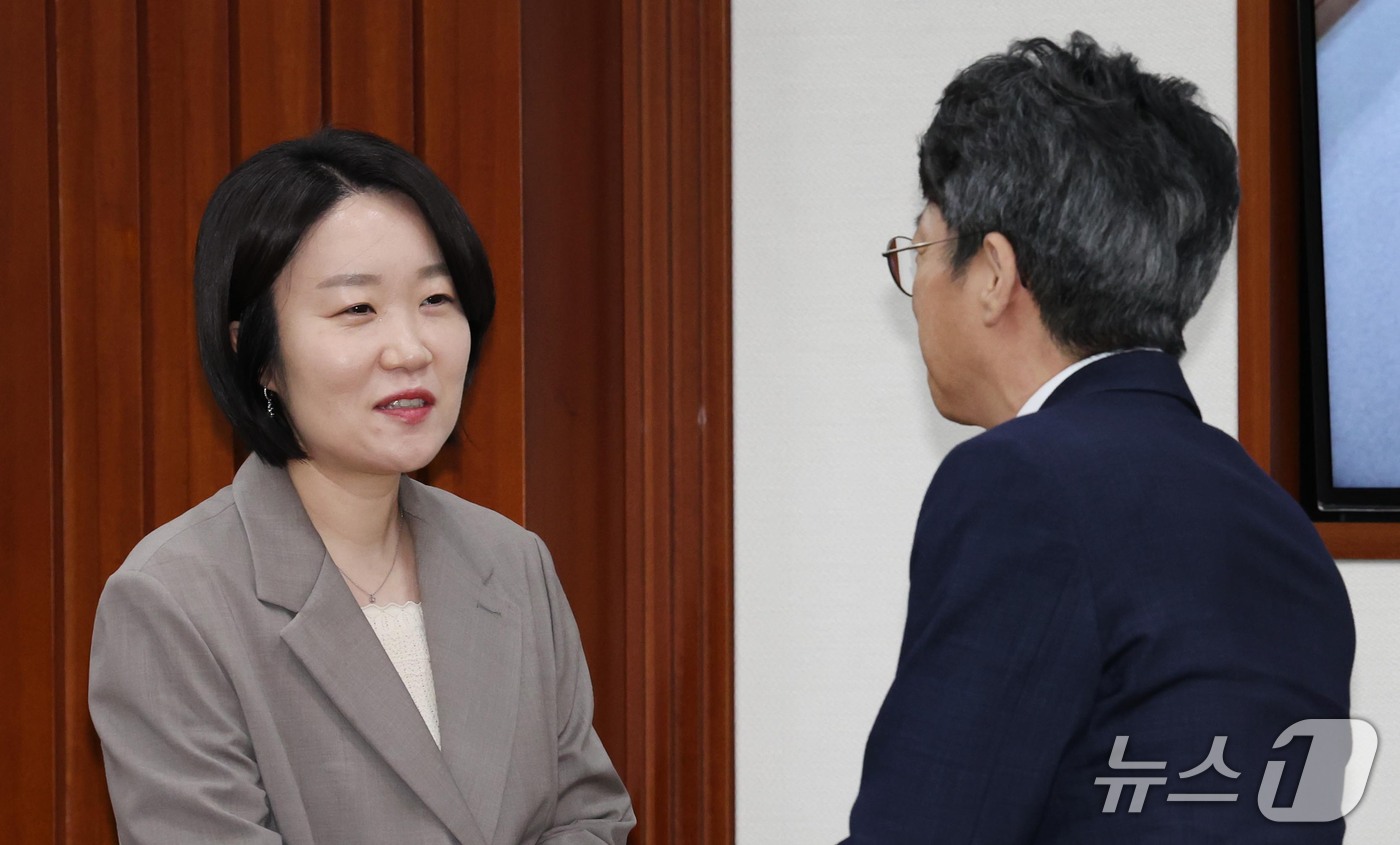 (서울=뉴스1) 이종덕 기자 = 홍지선 국토교통부 장관과 이소영 중소벤체기업부 장관이 14일 서울 종로구 정부서울청사에서 비상경제본부회의 겸 경제관계장관회의 겸 서비스산업발전TF에 …