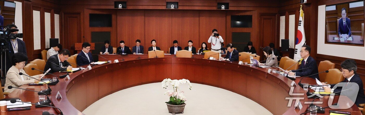 본문 이미지 - 이형일 부총리 겸 재정경제부 장관이 지난 14일 서울 종로구 정부서울청사에서 비상경제본부회의 겸 경제관계장관회의 겸 서비스산업발전TF를 주재하고 있다. 2026.10.14 ⓒ 뉴스1 이종덕 기자