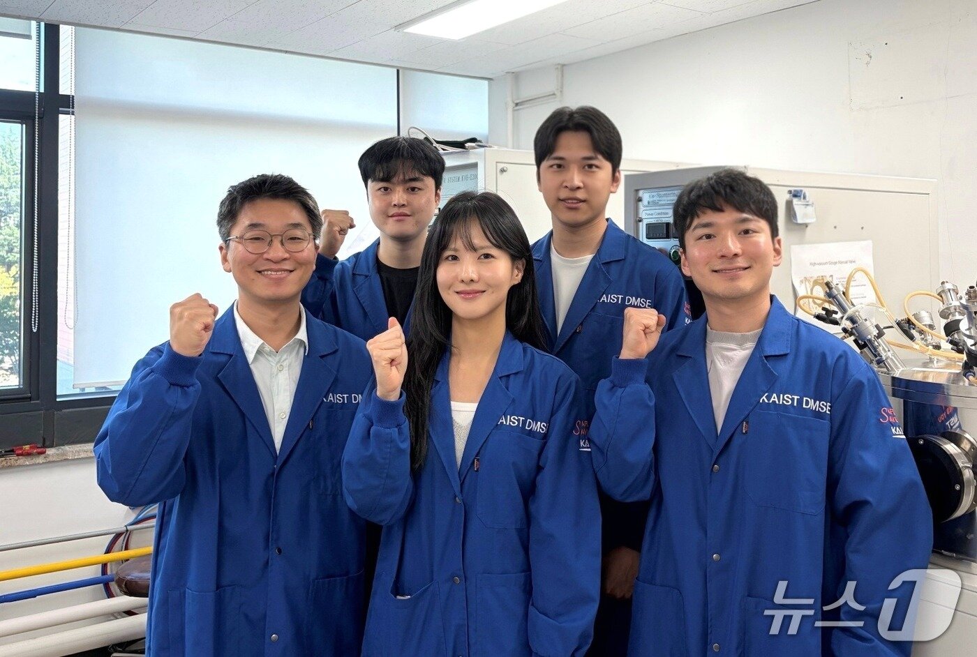 본문 이미지 - KAIST 신소재공학과 김경민 교수(맨 왼쪽) 연구팀(KAIST 제공) /뉴스1