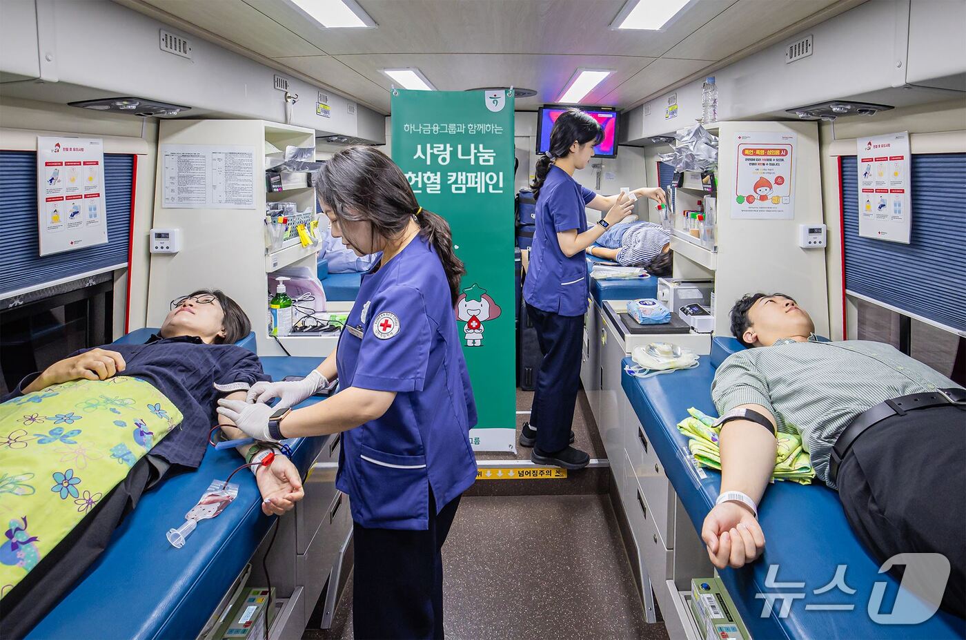 (서울=뉴스1) = 하나금융그룹은 지난 13일 전 그룹사 임직원이 함께하는 사랑 나눔 헌혈 캠페인을 실시했다고 14일 밝혔다.하나금융그룹 명동사옥에서 진행된 캠페인에서 임직원들이 …
