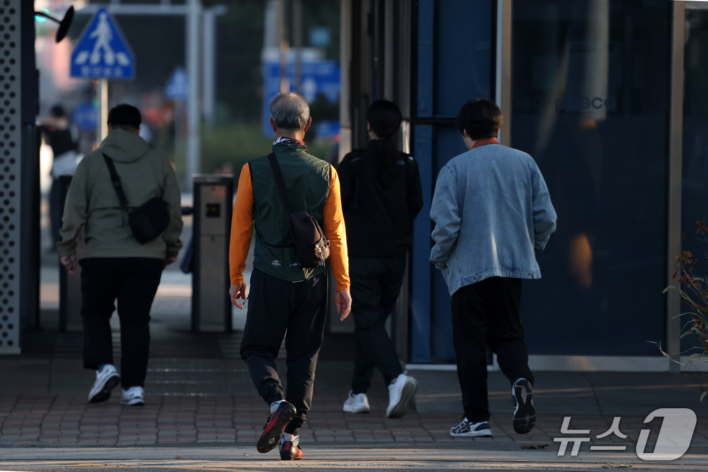 (포항=뉴스1) 최창호 기자 = 포스코 노사의 2026년도 임금 본 교섭일인 14일 포스코 포항제철소 직원들이 정문을 통해 출근하고 있다.  2026.10.14/뉴스1