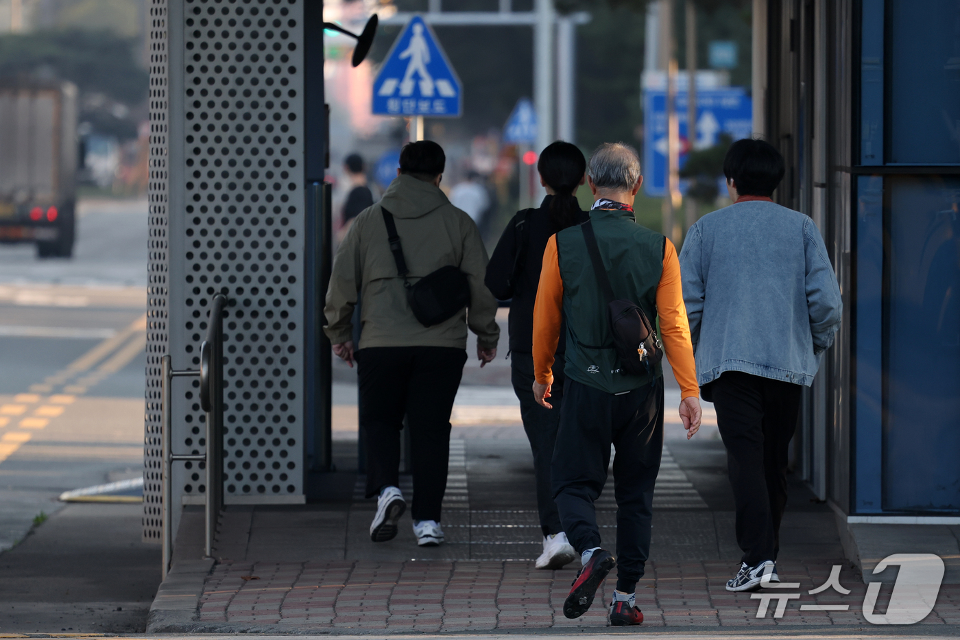 (포항=뉴스1) 최창호 기자 = 포스코 노사의 2026년도 임금 본 교섭일인 14일 포스코 포항제철소 직원들이 정문을 통해 출근하고 있다.  2026.10.14/뉴스1