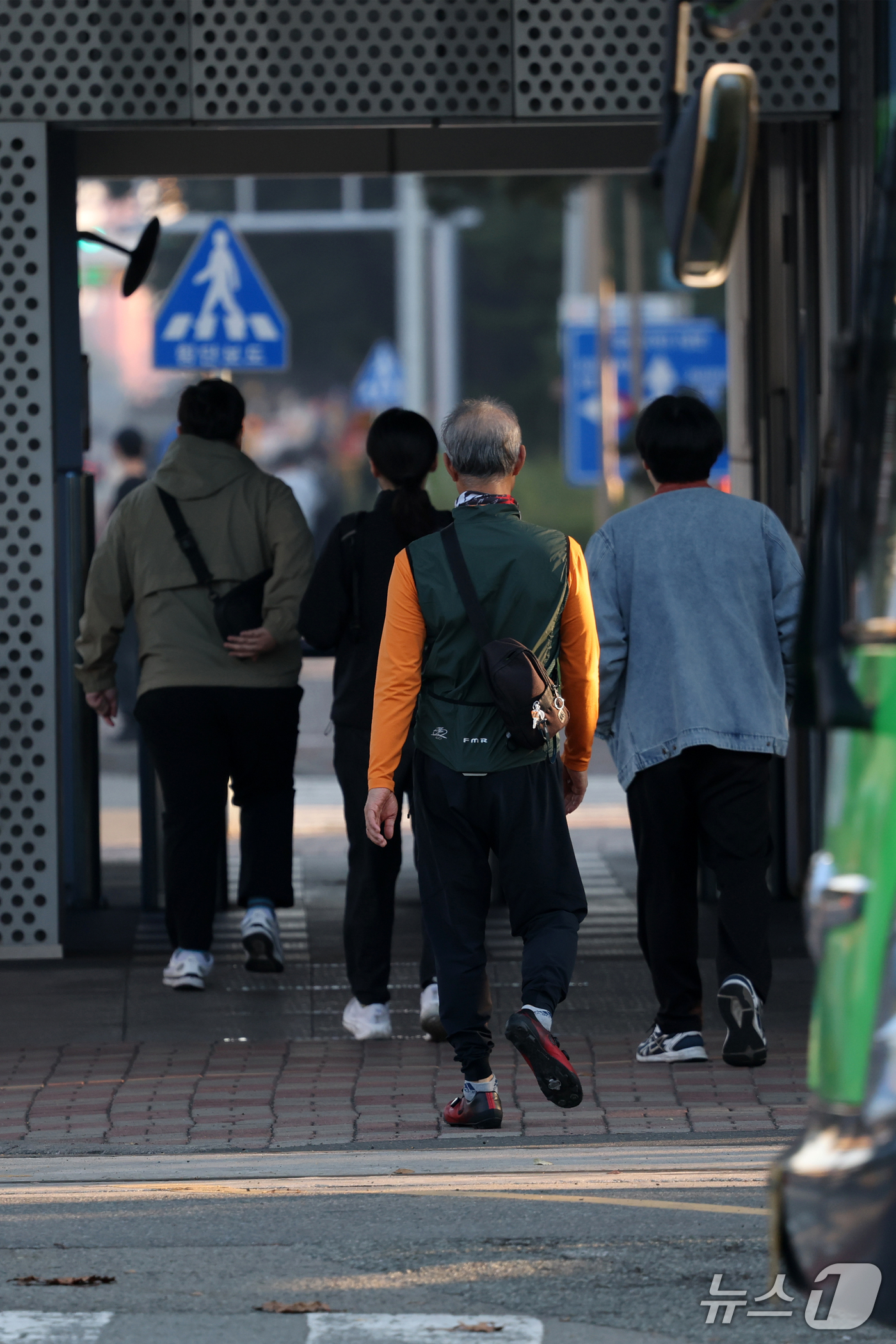 (포항=뉴스1) 최창호 기자 = 포스코 노사의 2026년도 임금 본 교섭일인 14일 포스코 포항제철소 직원들이 정문을 통해 출근하고 있다.  2026.10.14/뉴스1