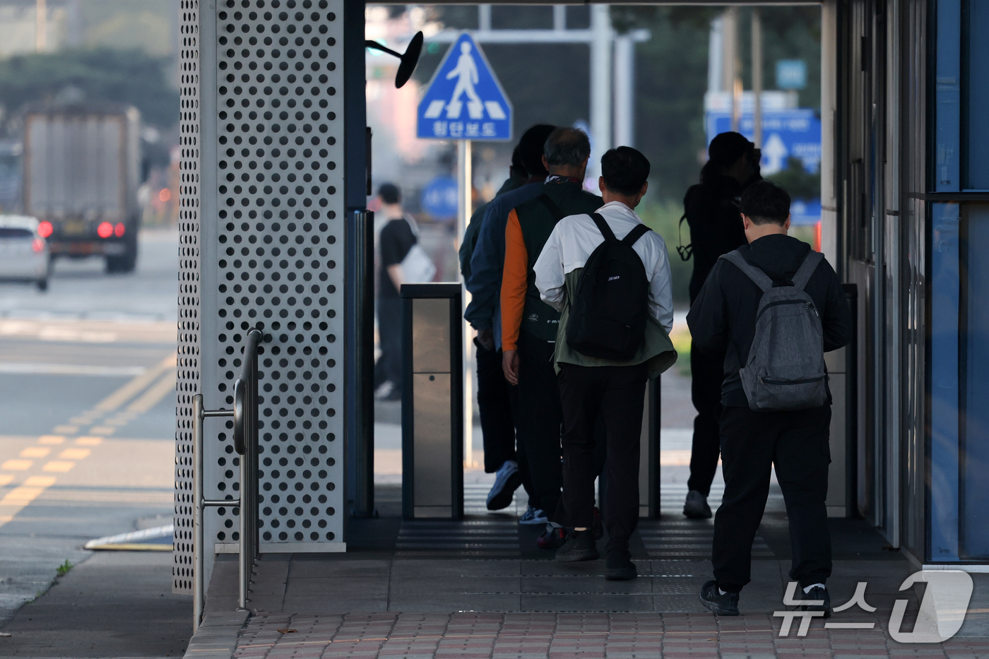 (포항=뉴스1) 최창호 기자 = 포스코 노사의 2026년도 임금 본 교섭일인 14일 포스코 포항제철소 직원들이 정문을 통해 출근하고 있다.  2026.10.14/뉴스1