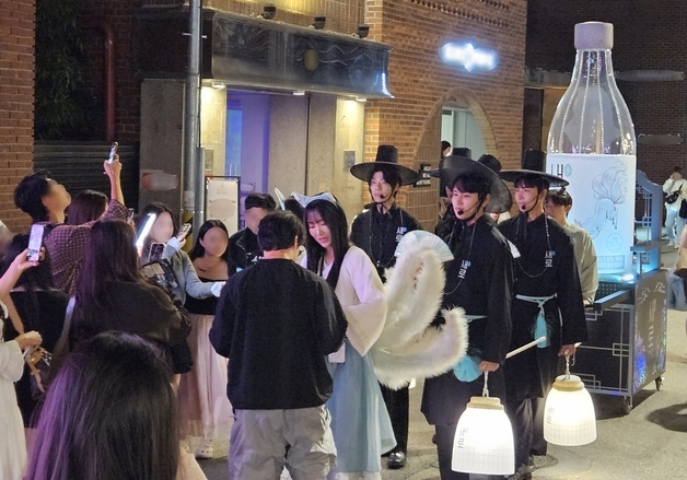롯데칠성, 서울 주요 도심서 '저승까지 반한 새로' 거리 캠페인