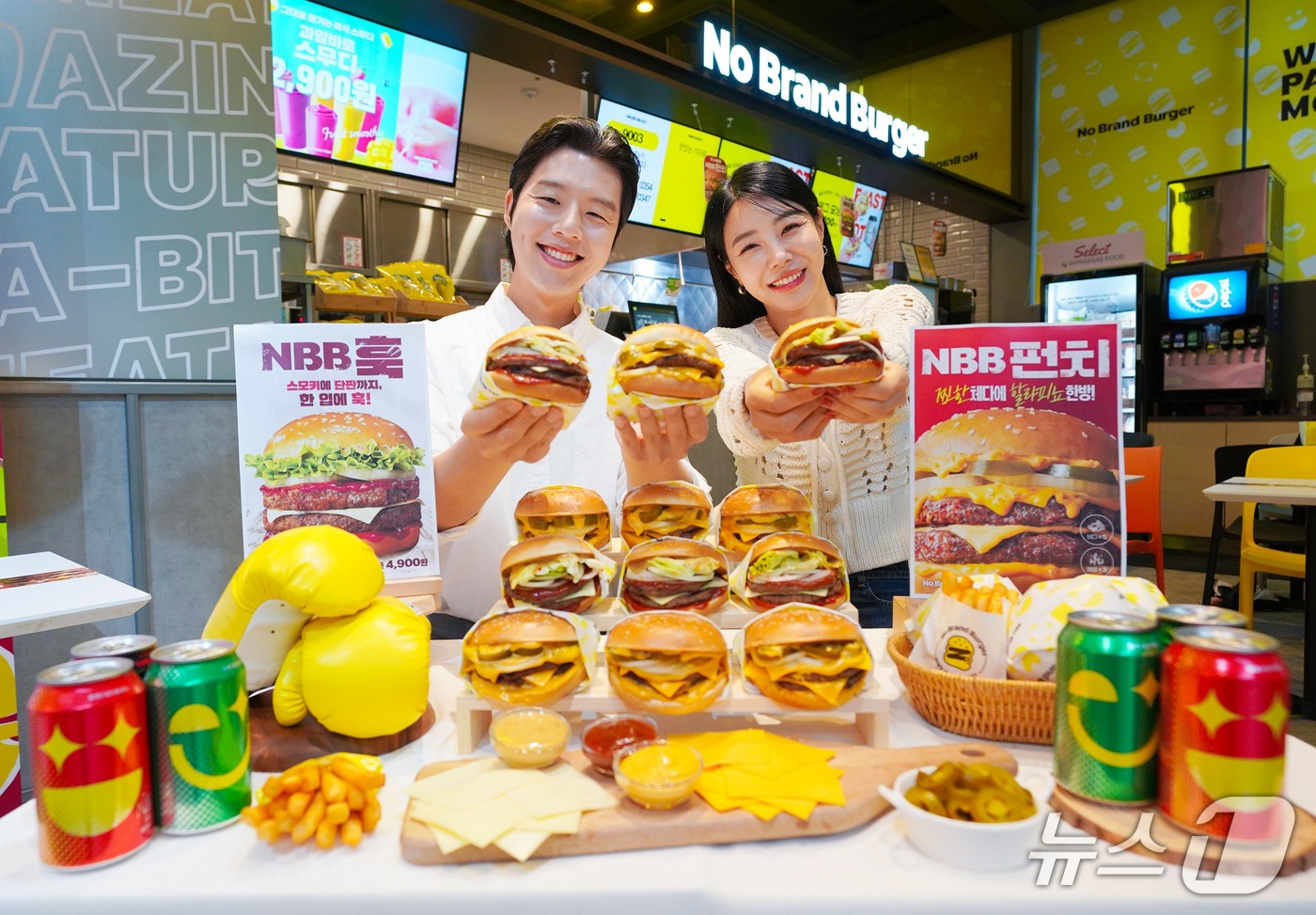 (서울=뉴스1) = 14일 서울 성동구 노브랜드 버거 성수랩점에서 모델들이 3세대 대표 메뉴 ‘NBB 훅’과 ‘NBB 펀치’를 소개하고 있다.신메뉴 2종은 패티·치즈·소스의 풍미와 …