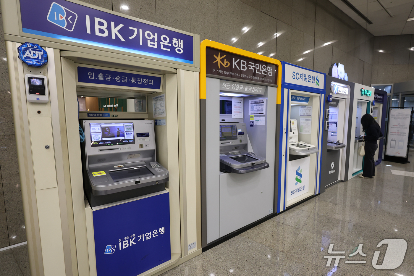 (서울=뉴스1) 안은나 기자 = 신한은행을 시작으로 최근 새마을금고, OK저축은행 등 잇따른 금융권 해킹 사고가 이어지면서 소비자 불안이 커지고 있다. 금융위원회는 14일 금융감독 …