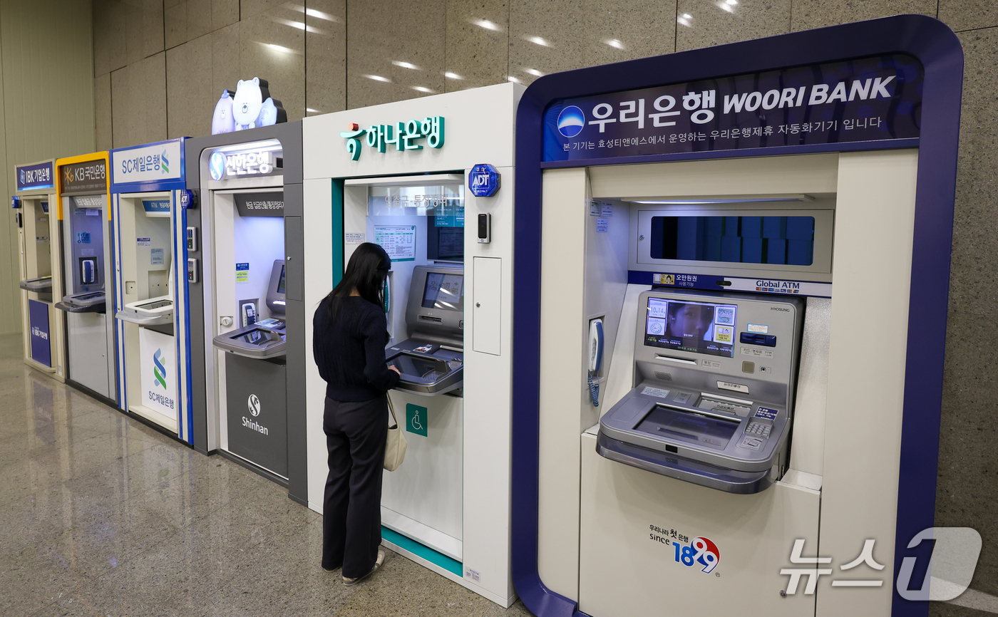 (서울=뉴스1) 안은나 기자 = 신한은행을 시작으로 최근 새마을금고, OK저축은행 등 잇따른 금융권 해킹 사고가 이어지면서 소비자 불안이 커지고 있다. 금융위원회는 14일 금융감독 …