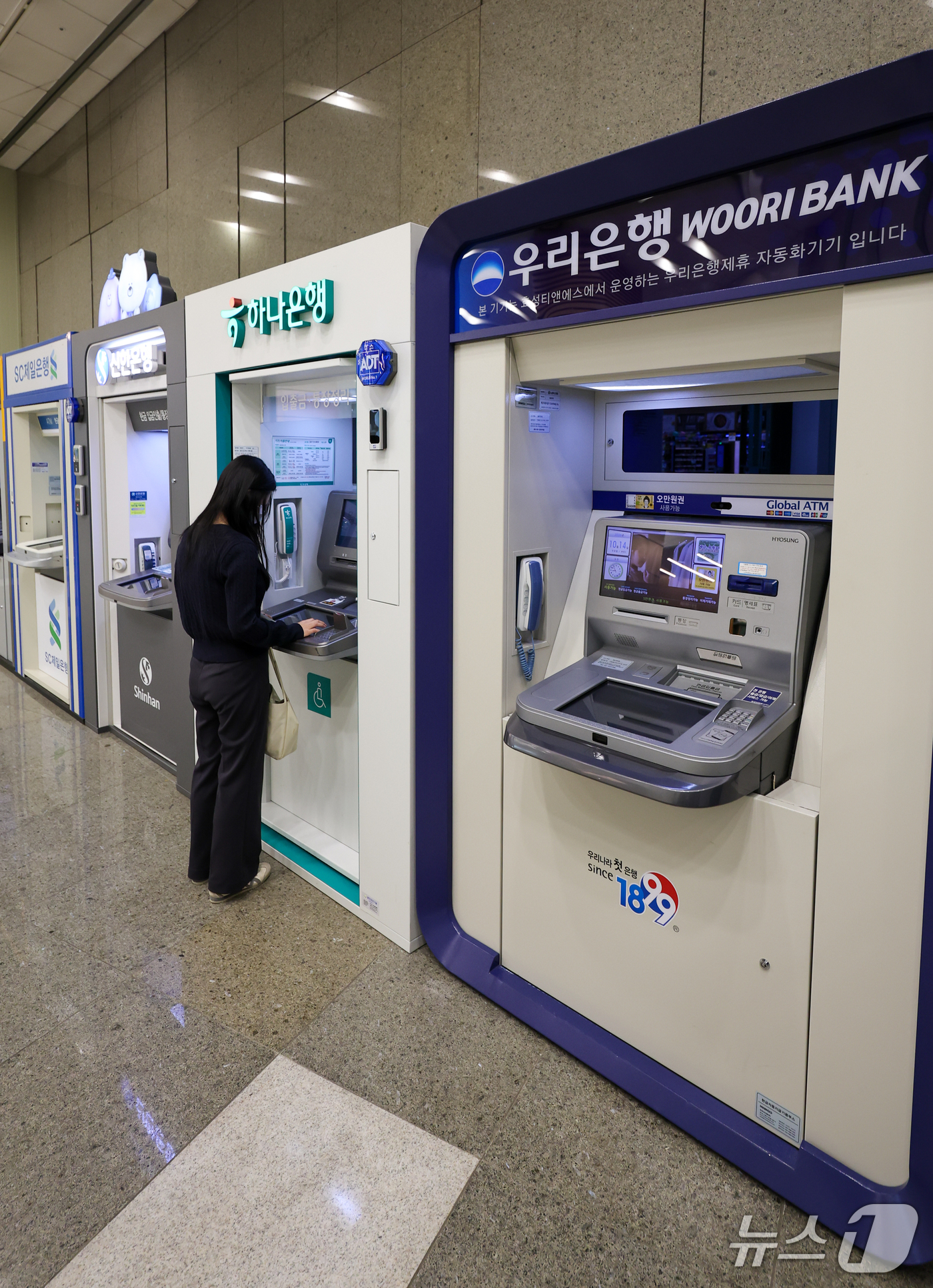 (서울=뉴스1) 안은나 기자 = 신한은행을 시작으로 최근 새마을금고, OK저축은행 등 잇따른 금융권 해킹 사고가 이어지면서 소비자 불안이 커지고 있다. 금융위원회는 14일 금융감독 …